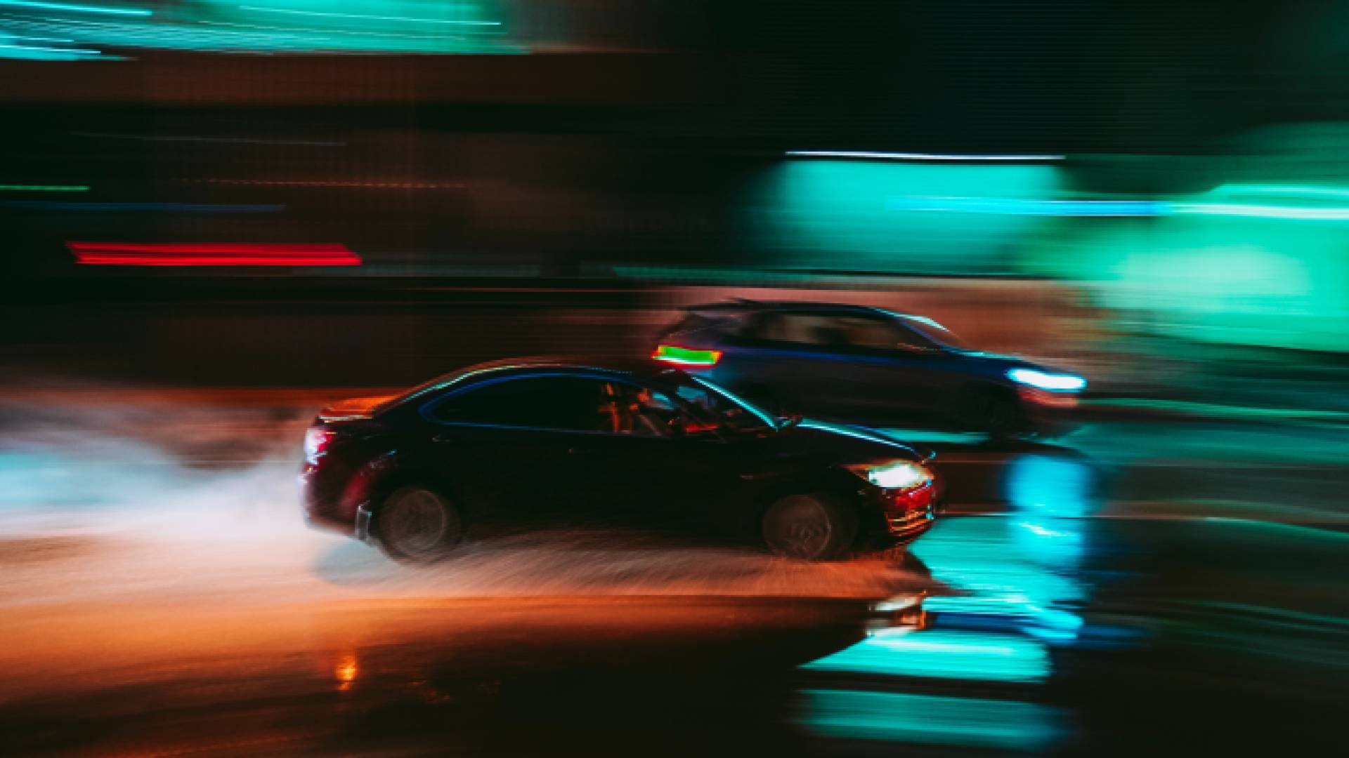 سائقان ينفذان حركات استعراضية متهورة