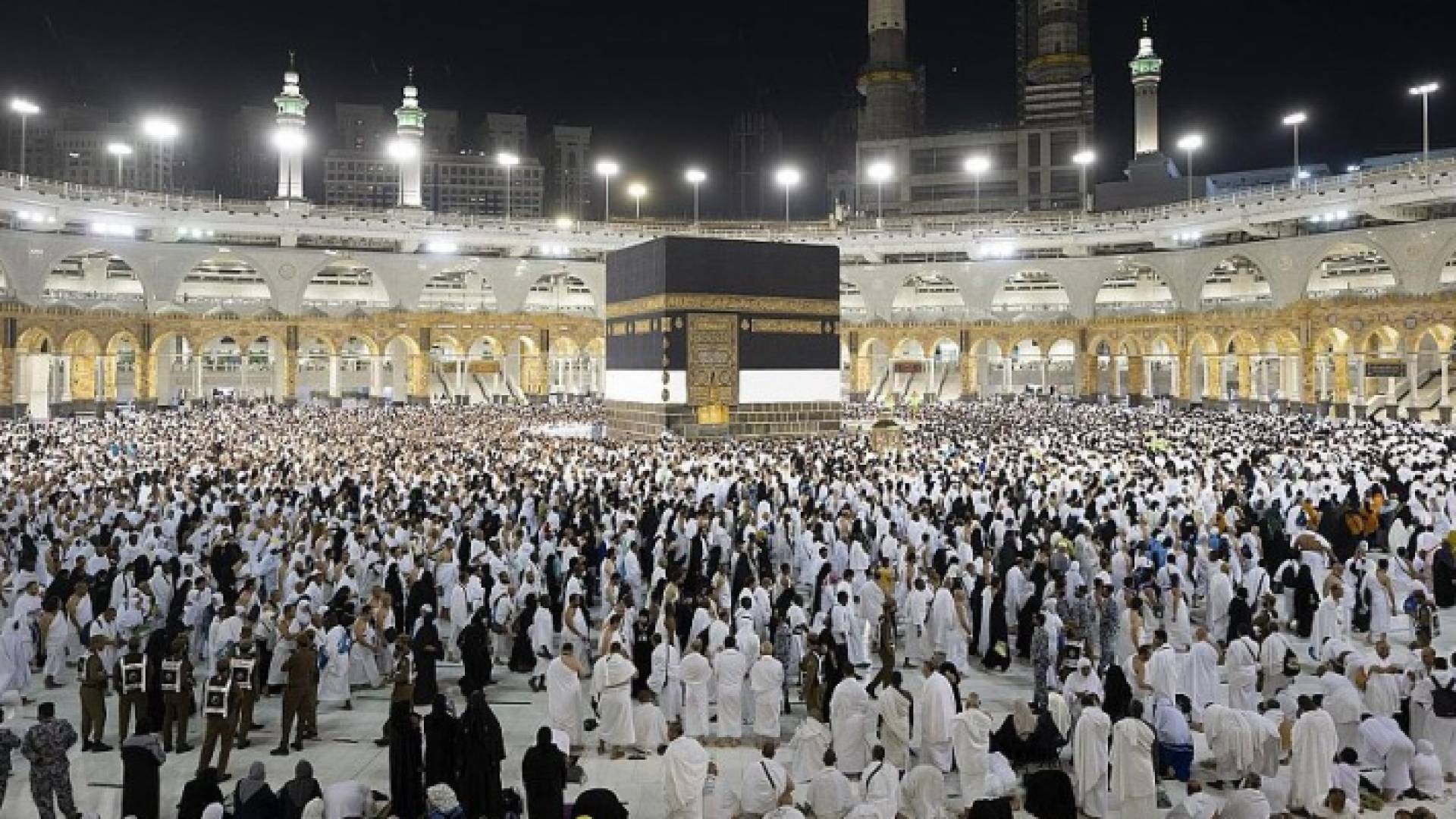 صورة أرشيفية لحجاج يطوفون أمام الكعبة المشرفة