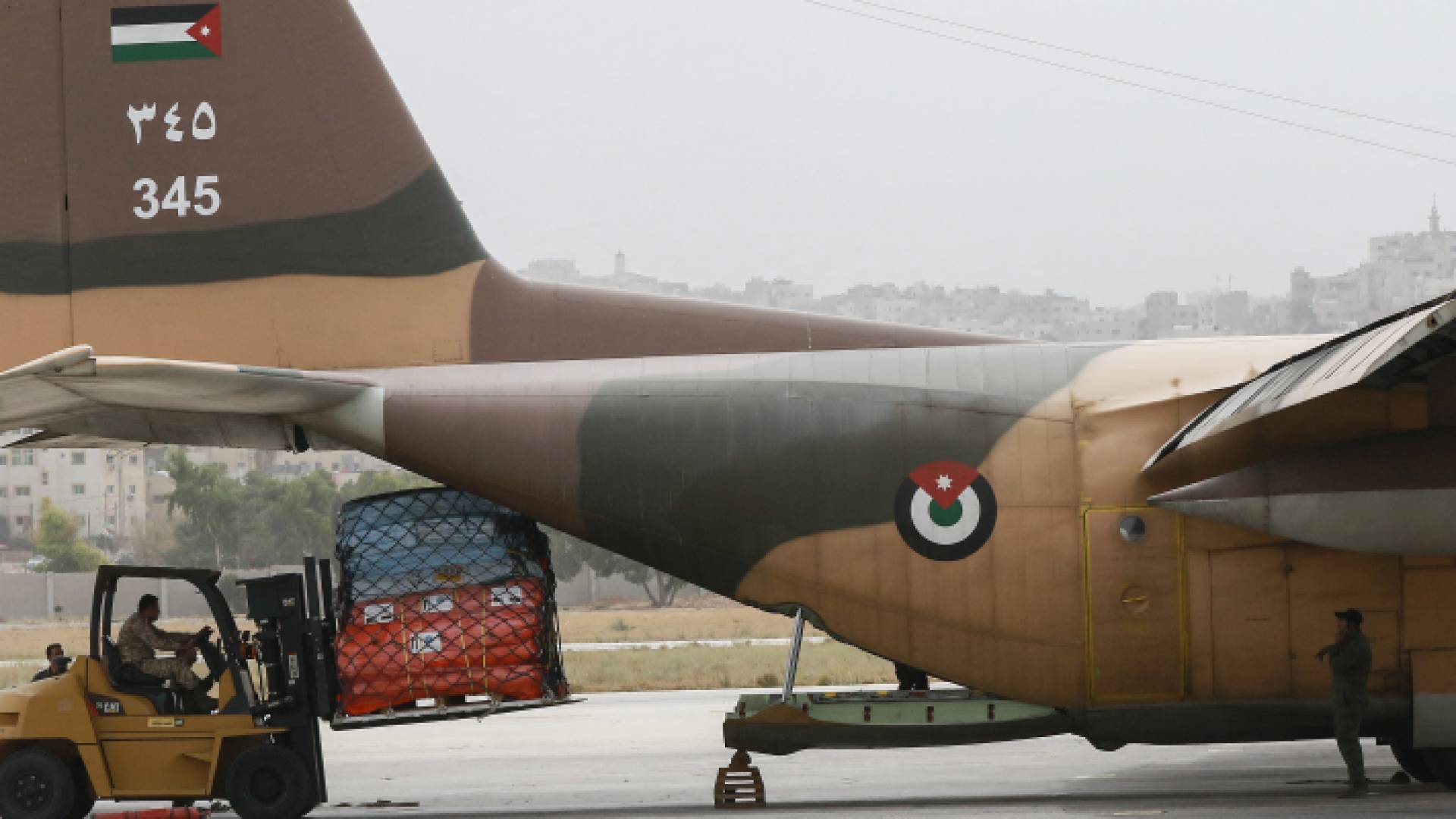 طائرة إغاثة تابعة لسلاح الجو الملكي أثناء تحميلها مساعدات لإيصالها إلى ليبيا