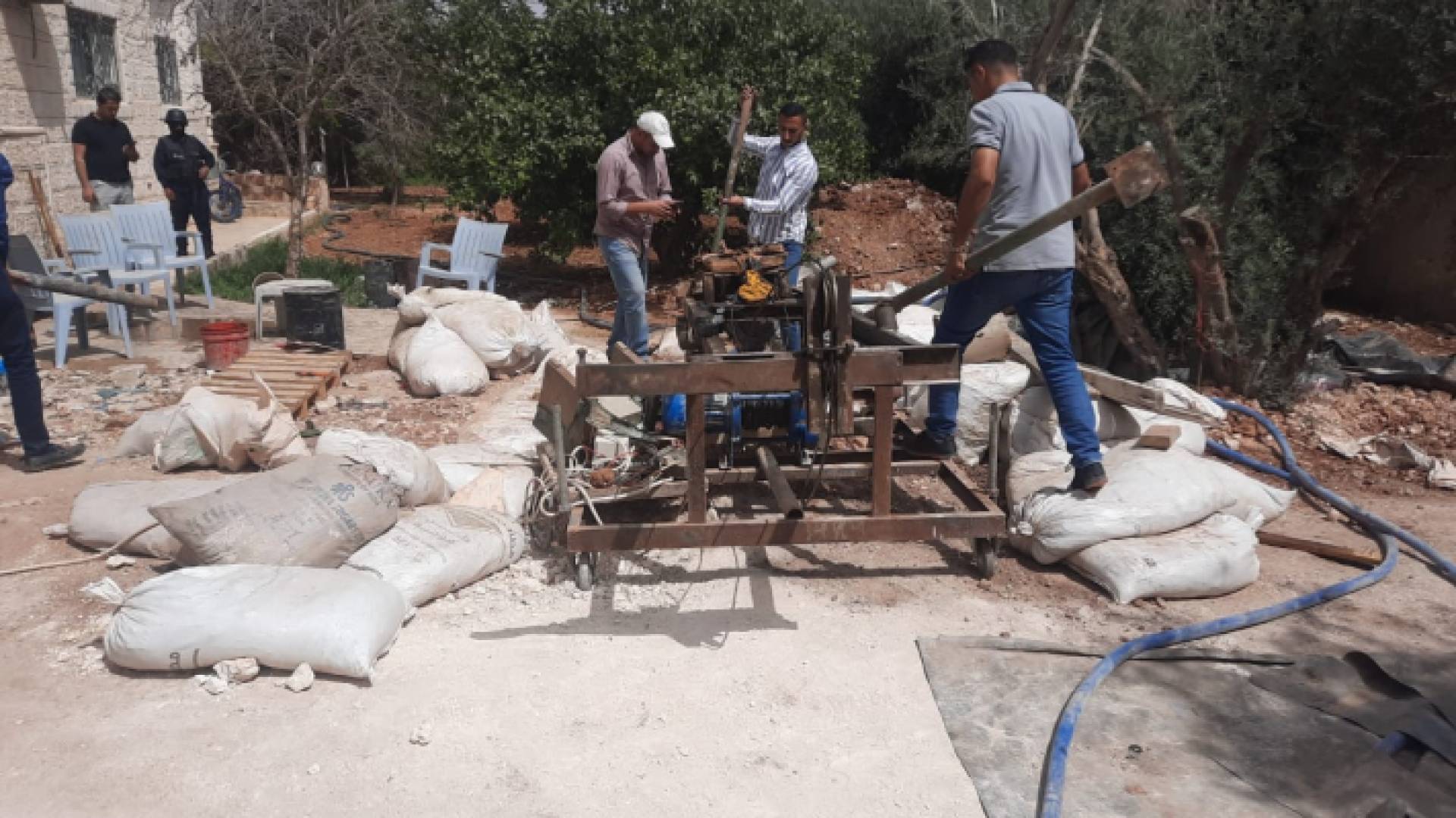 الصورة خلال ردم بئر