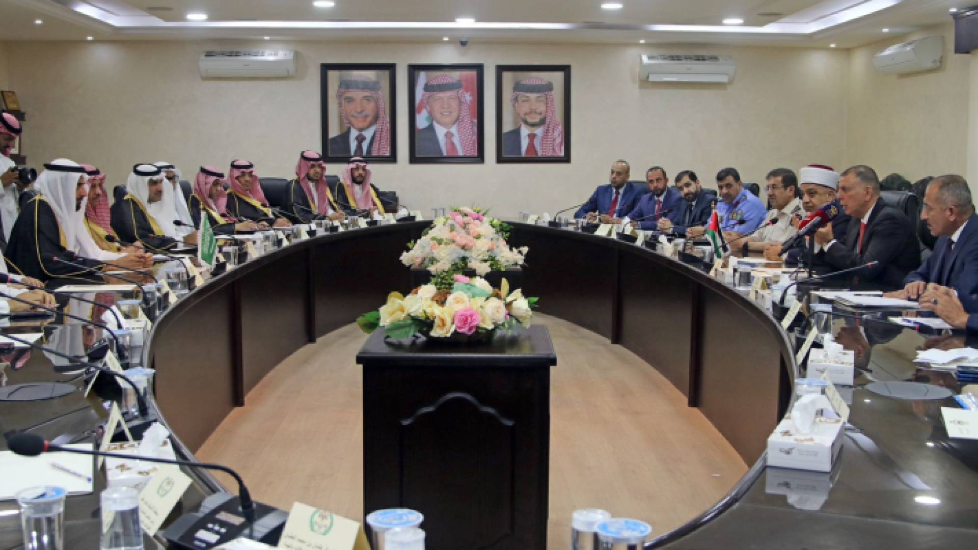 وزير الداخلية مازن الفراية أثناء محاثاته مع وزير الحج والعمرة السعودي توفيق الربيعة