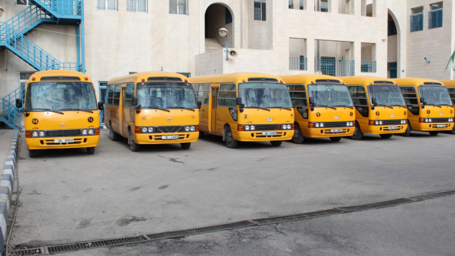 صورة أرشيفية لباصات تتبع لمدرسة خاصة