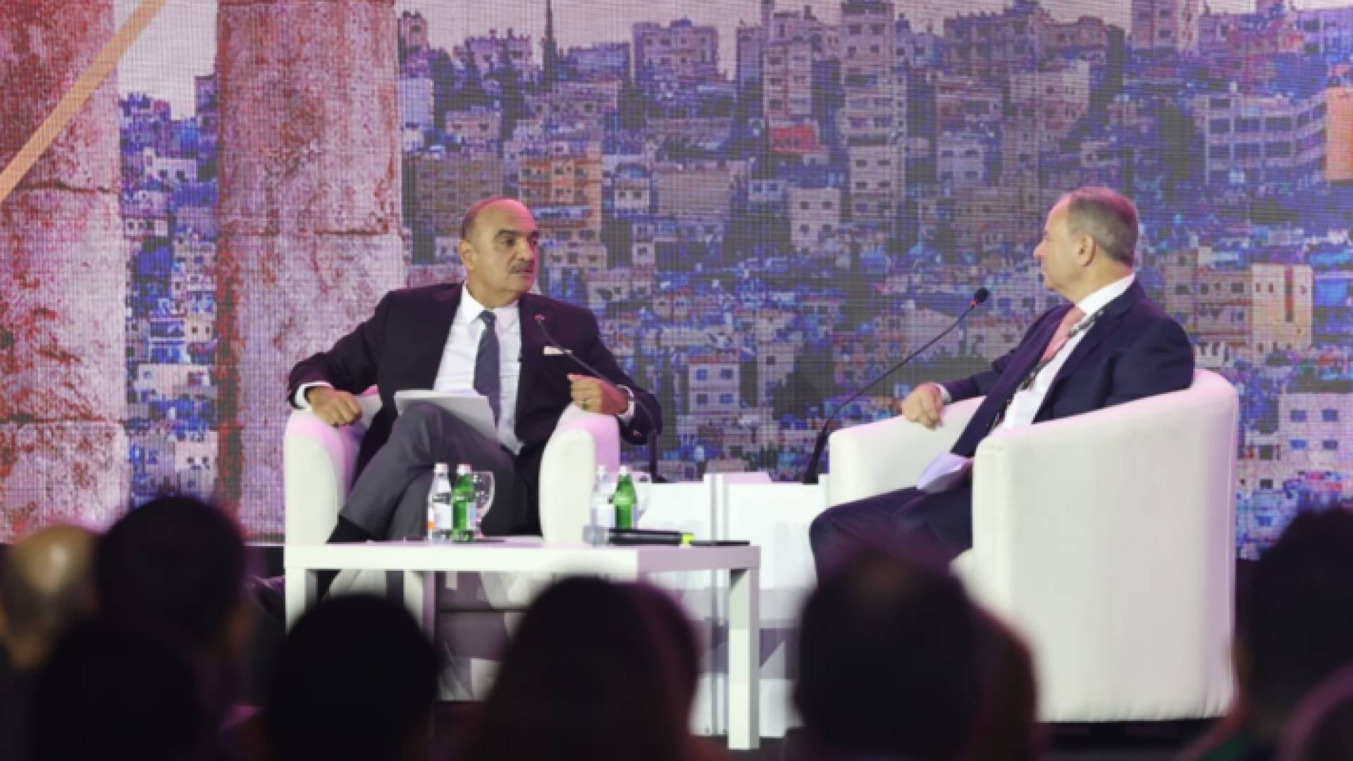 رئيس الوزراء بشر الخصاونة خلال الجلسة الحوارية