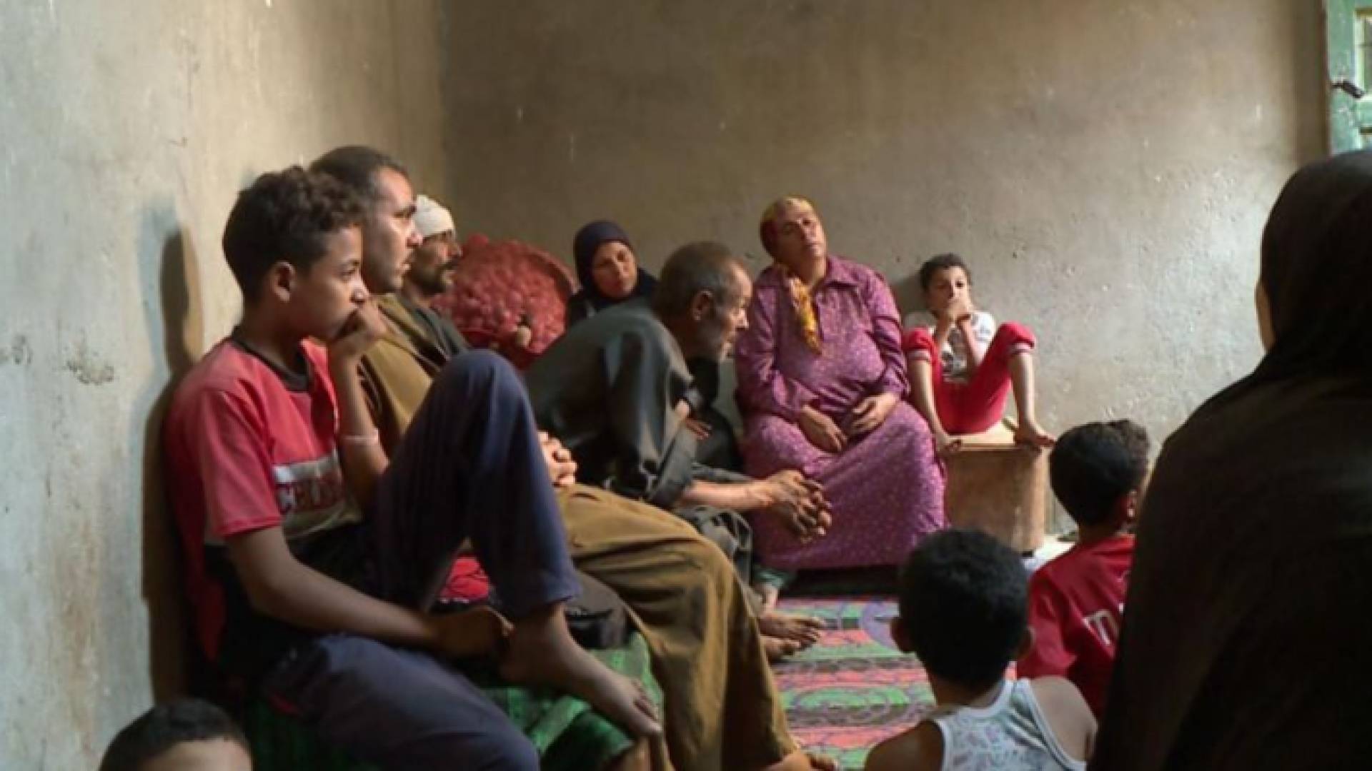 عائلة مصرية مكلومة إثر وفاة أحد أفرادها بالإعصار