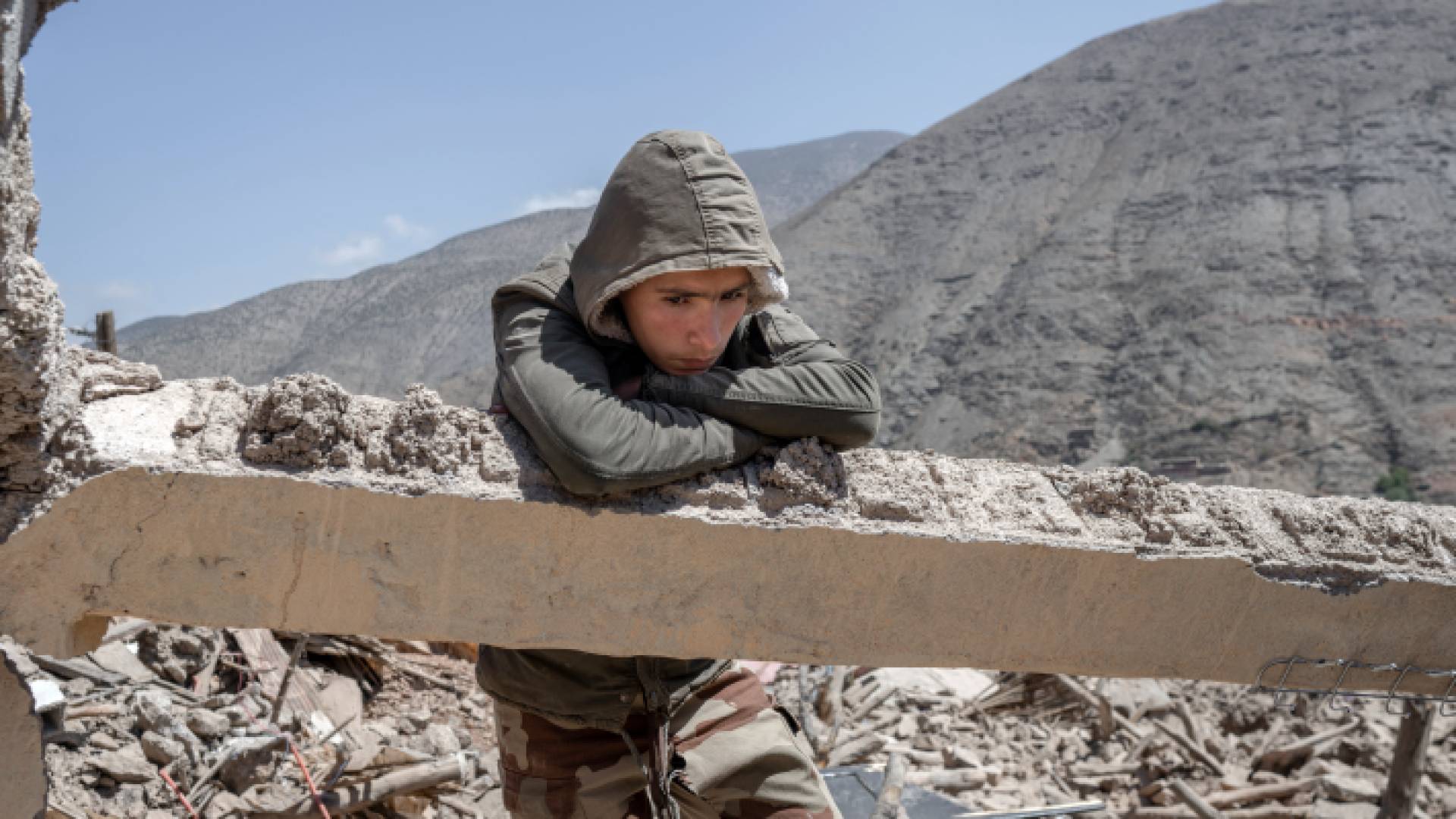 مواطن نغربي يقف على ركام منزله