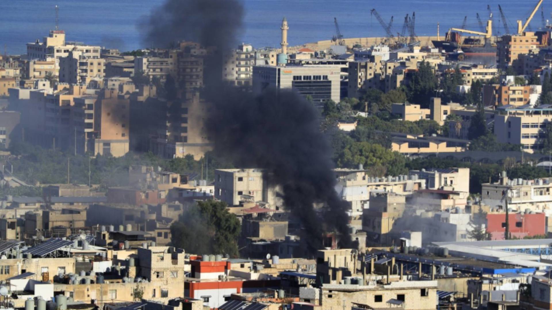 تصاعد أعمدة الدخان في مخيم عين الحلوة جراء الاشباكات