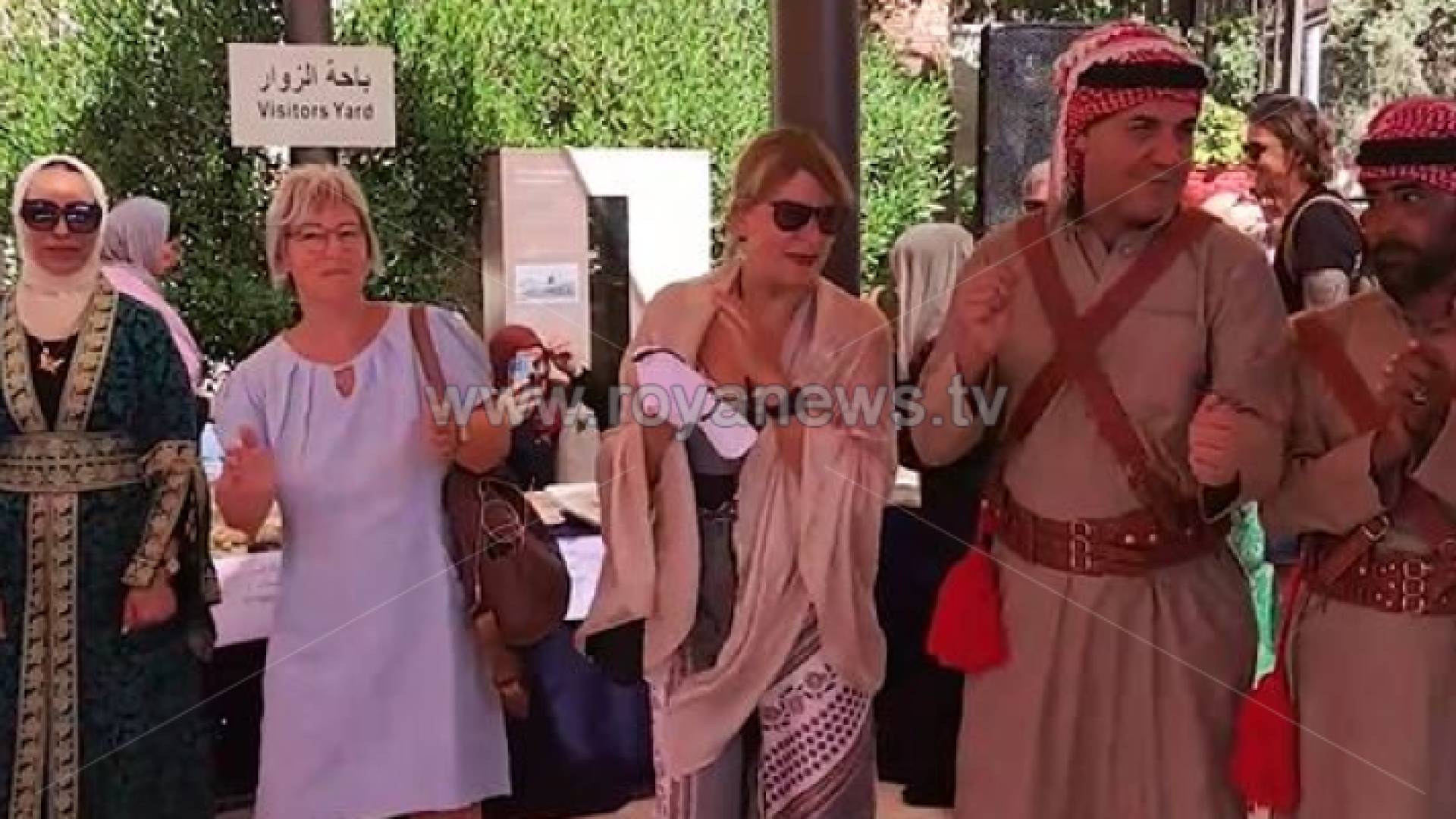 سياح يرقصون في مركز زوار مأدبا