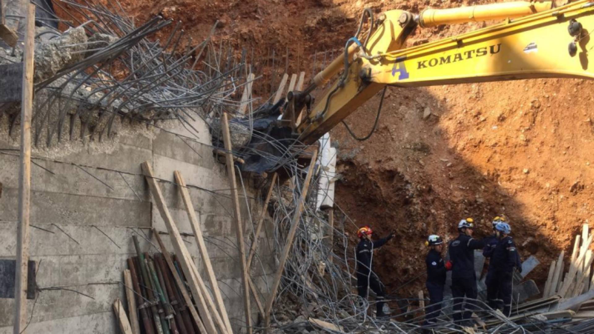 صورة أرشيفية لانهيار جدار استنادي وتعامل فرق الدفاع المدني مع الحادثة