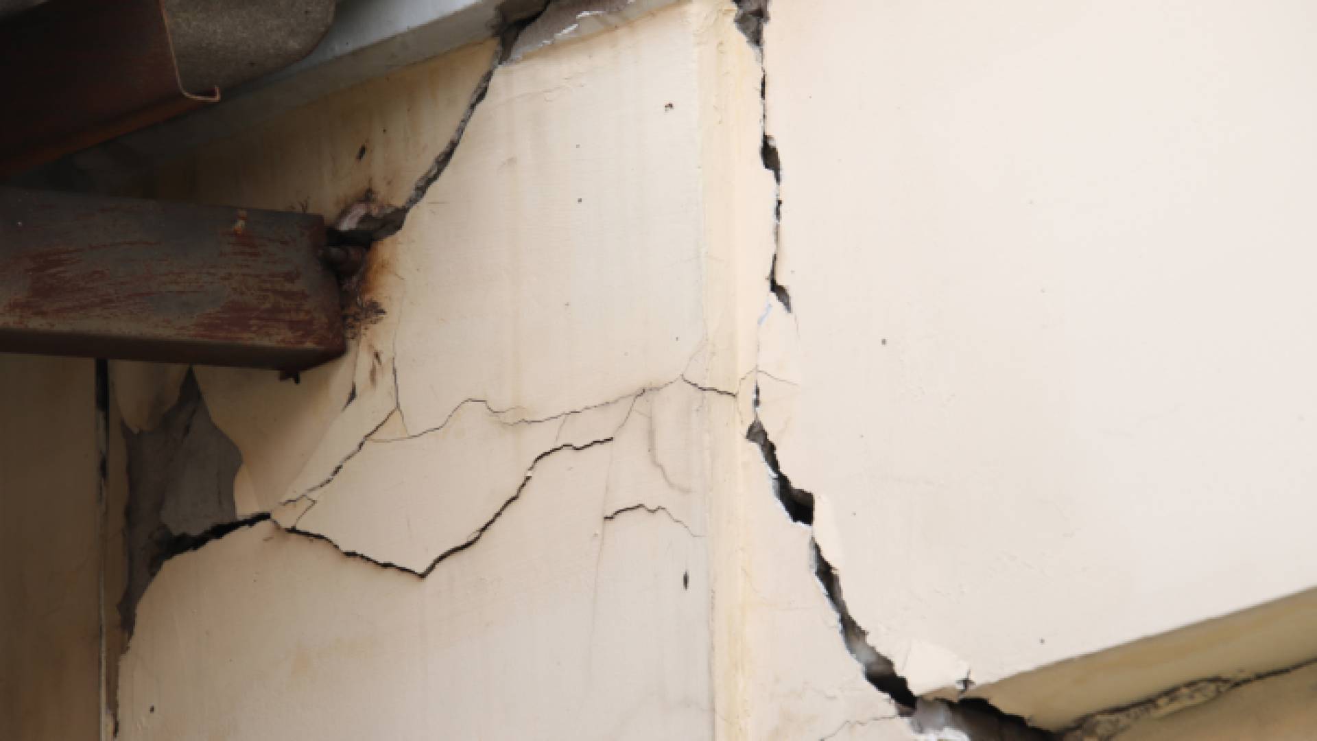 تصدع جدران بناية "تعبيرية"