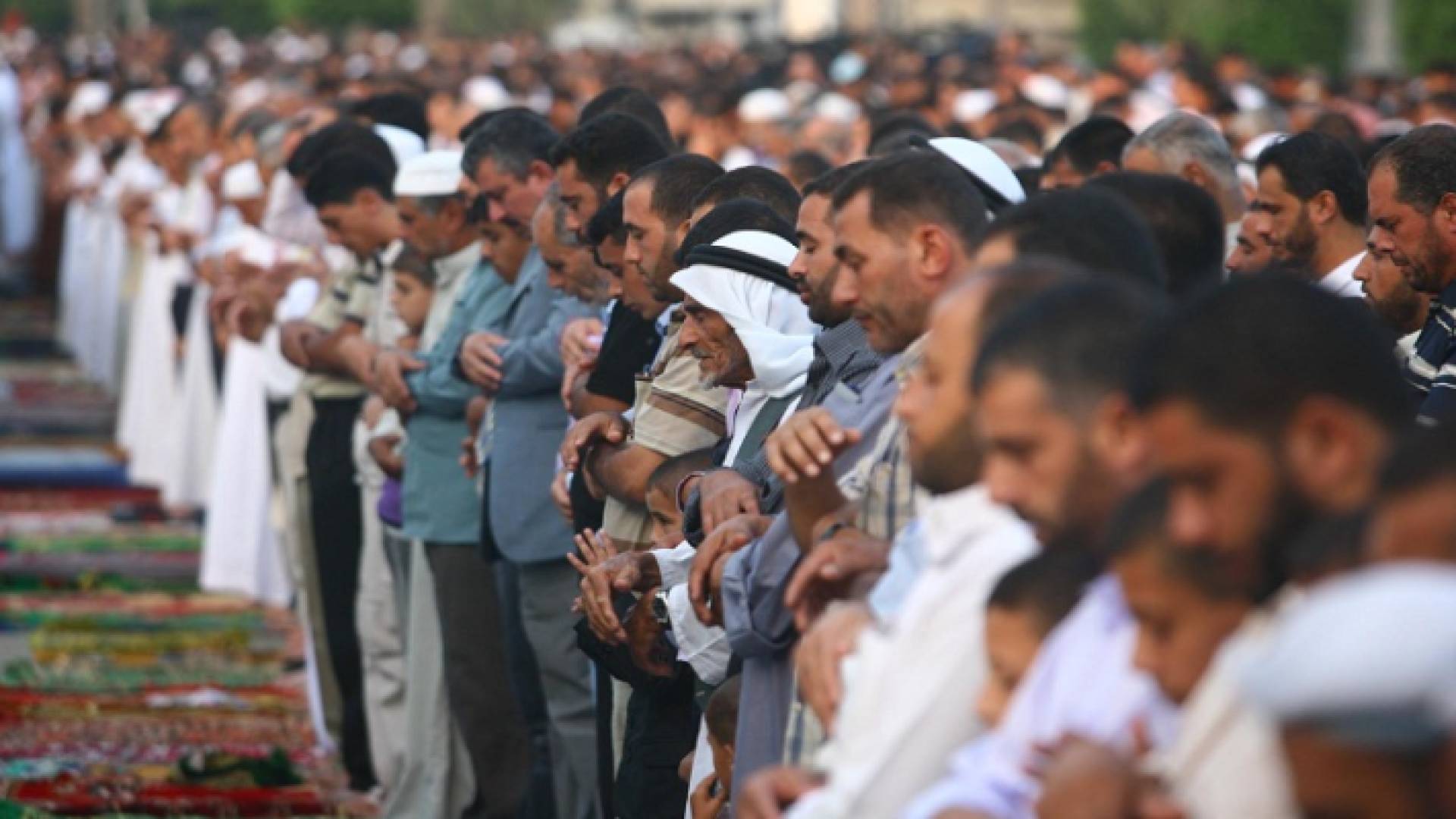 صورة أرشيفية لمصلين يؤدون إحدى الصلوات