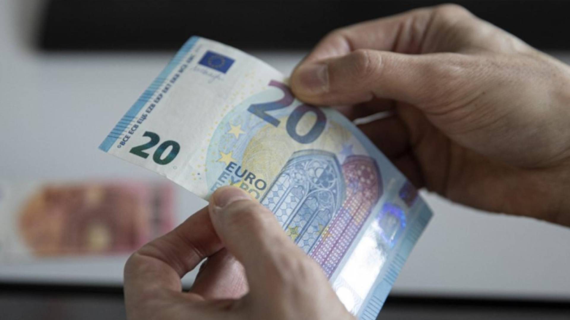 شخص يحمل ورقة نقد أوروبية
