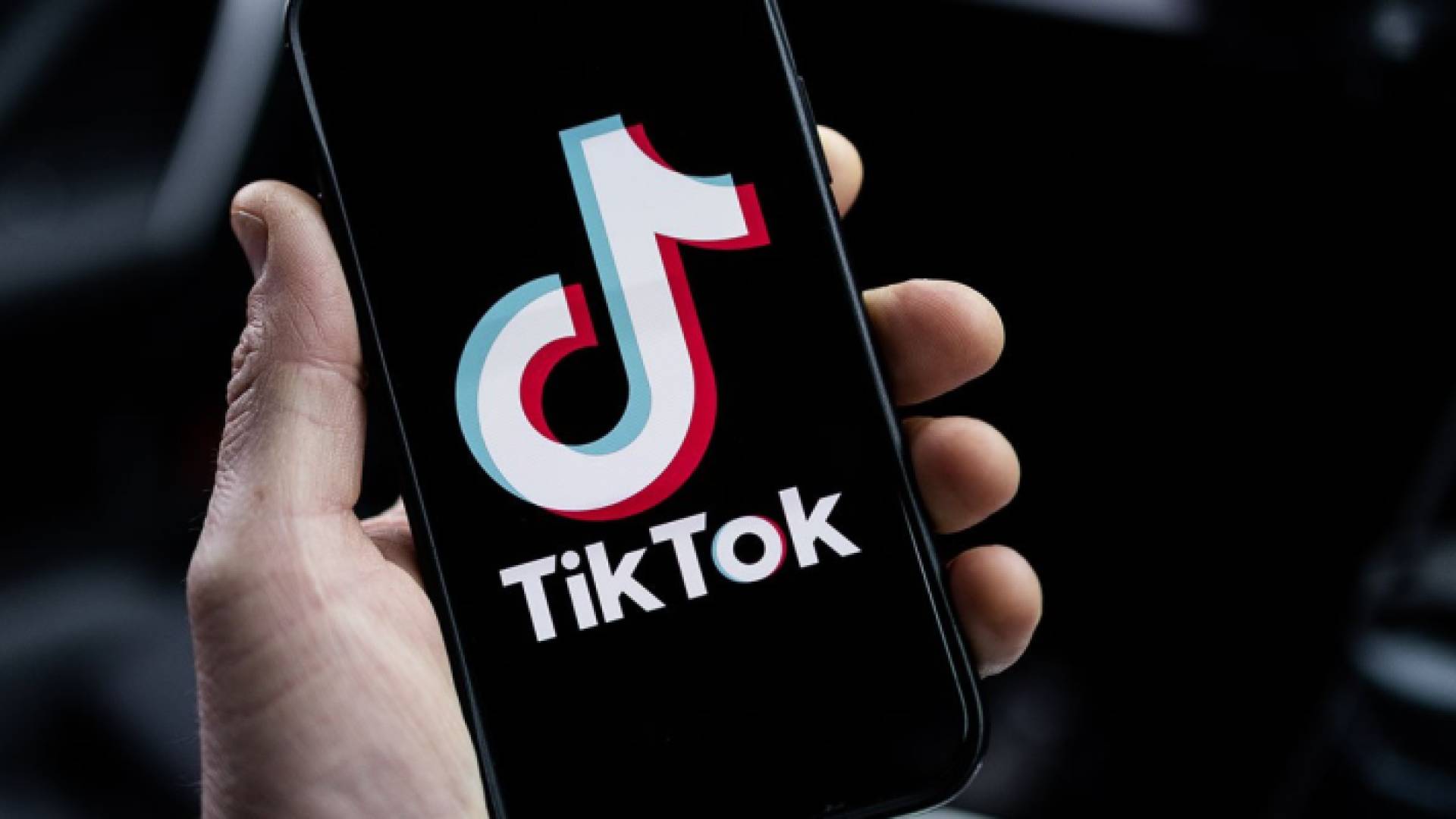 شخص يتابع تطبيق تيكتوك