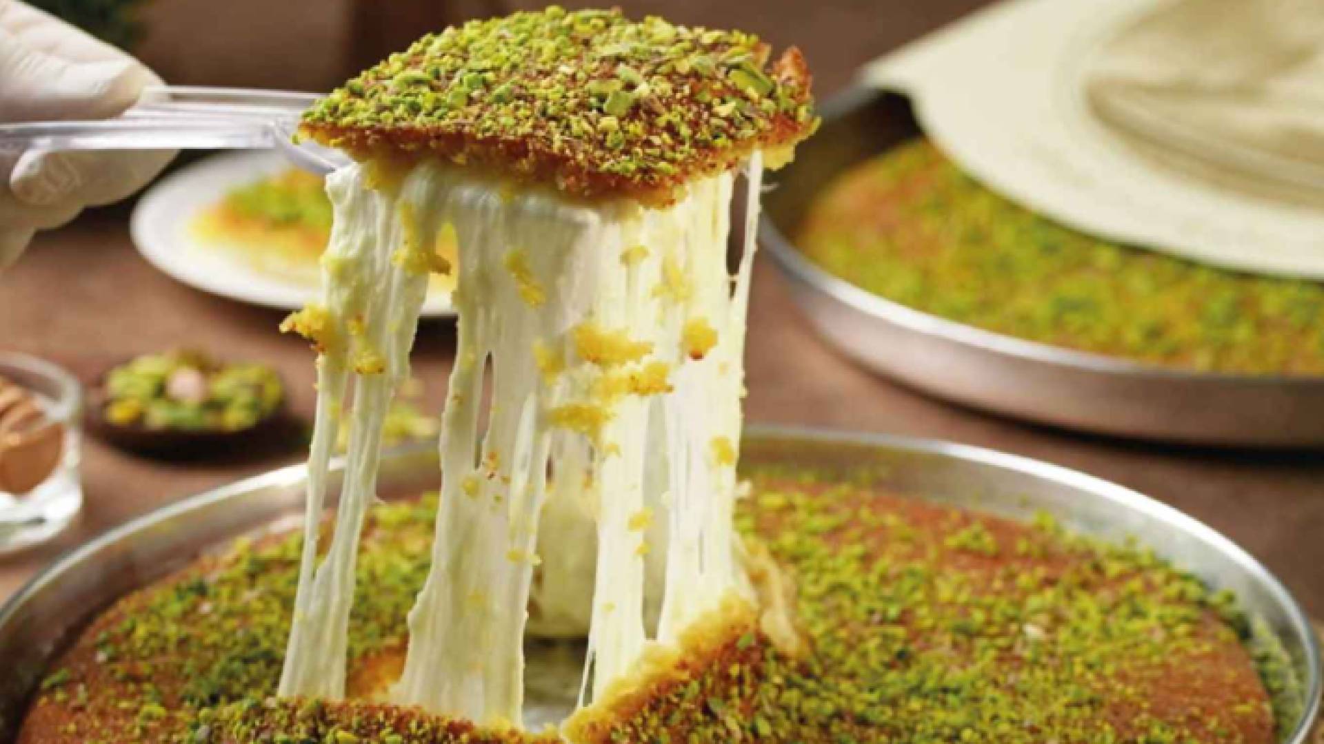 الكنافة حلوى تقليدية يضاف إليها طبقة من الجبن أو المكسرات