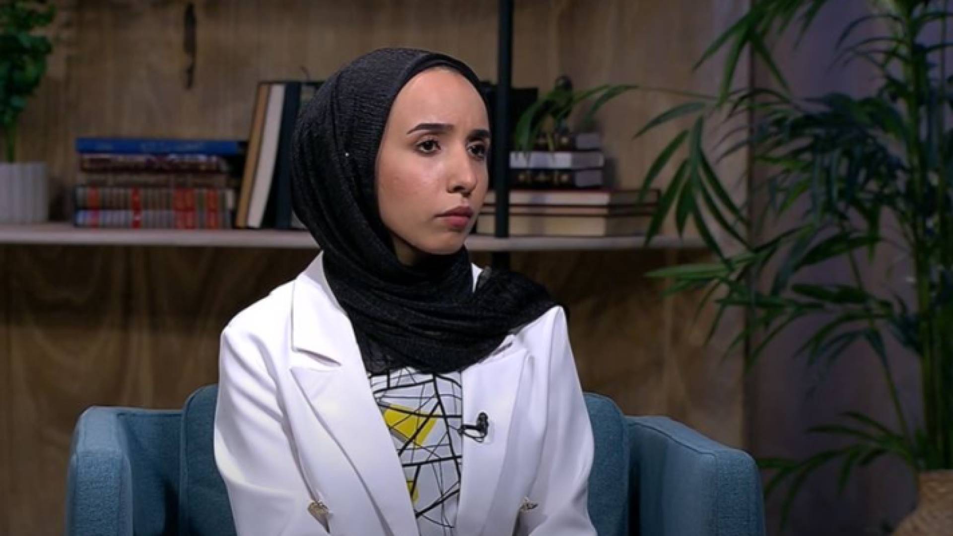 هديل أبو جلود خلال حديثها عن وفاة والدها الخمسيني بعد تلقيه حقنة