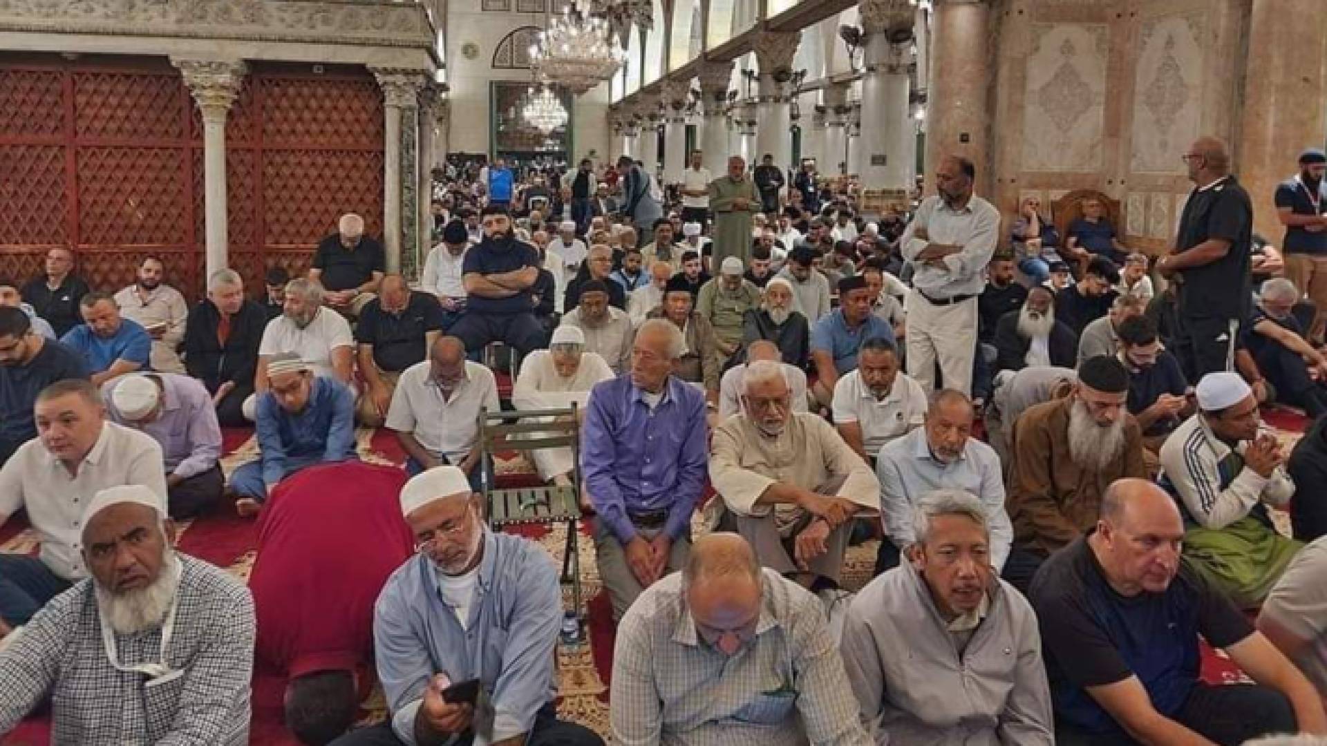 مصلون داخل المسجد الأقصى