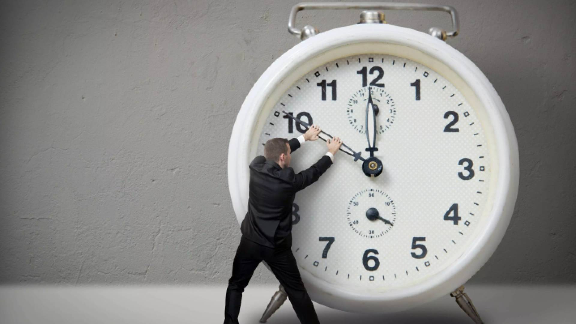 شخص يقوم بتعديل عقارب الساعة "تعبيرية"