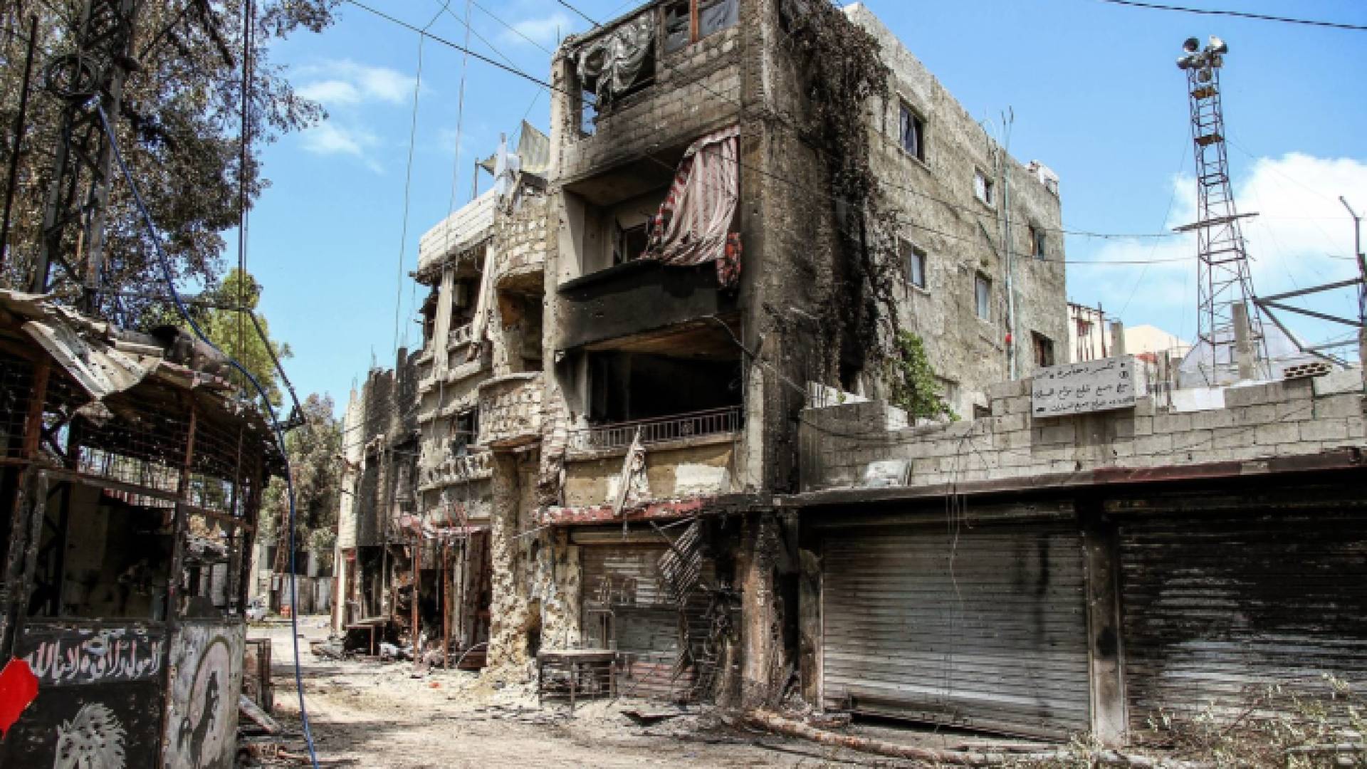 آثار اشتباكات عين الحلوة واضحة على المنازل