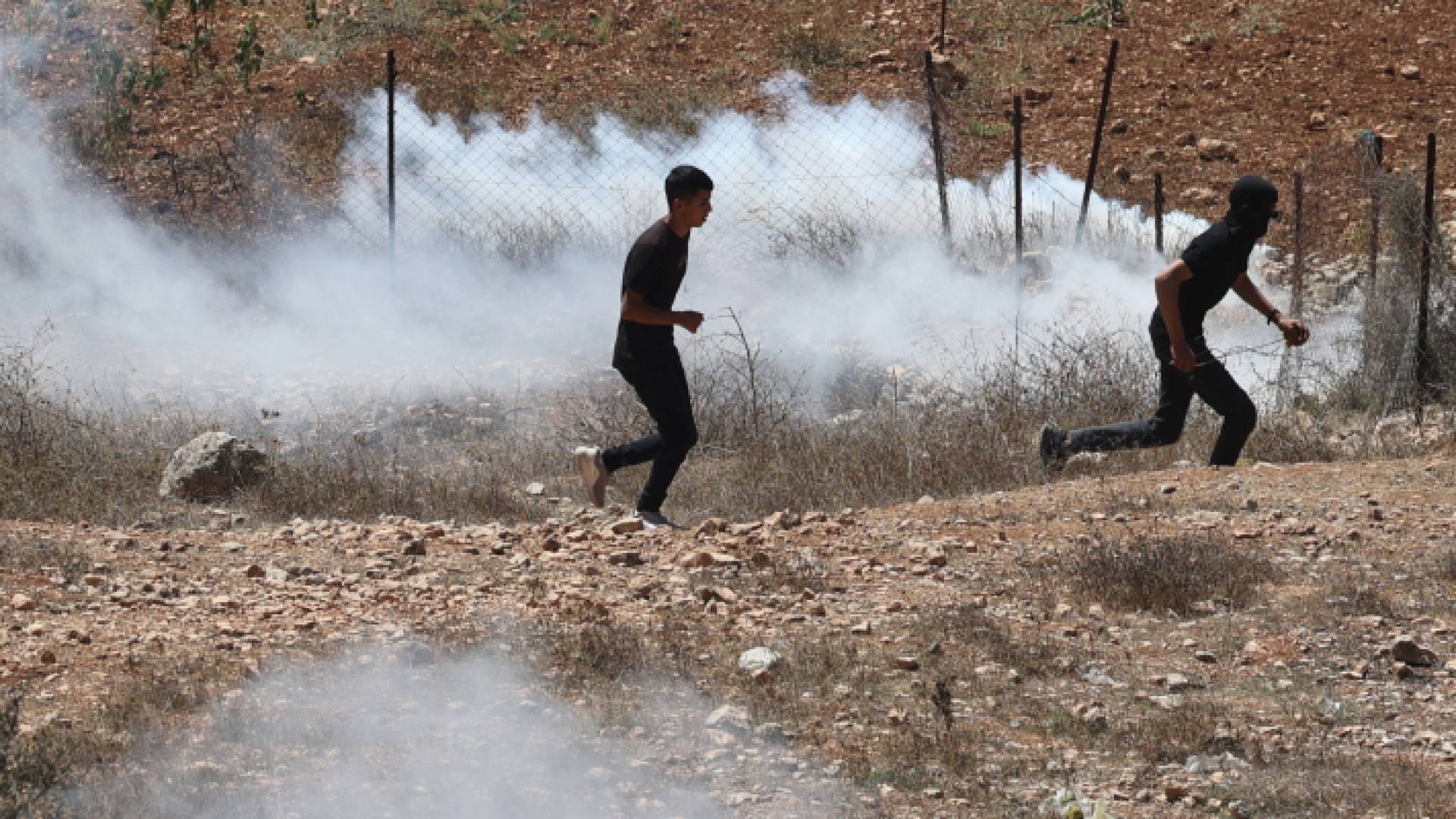 فتيان فلسطينيان أثناء مواجهتما مع الاحتلال الإسرائيلي