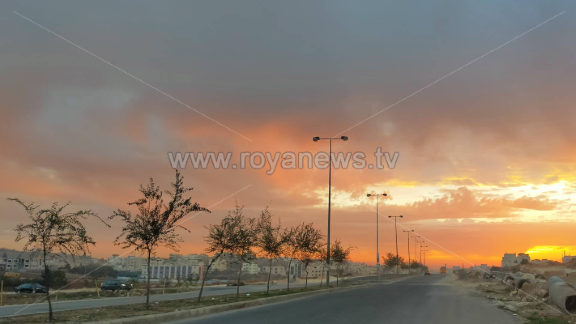 لحظة شروق الشمس من إحدى مناطق العاصمة عمان