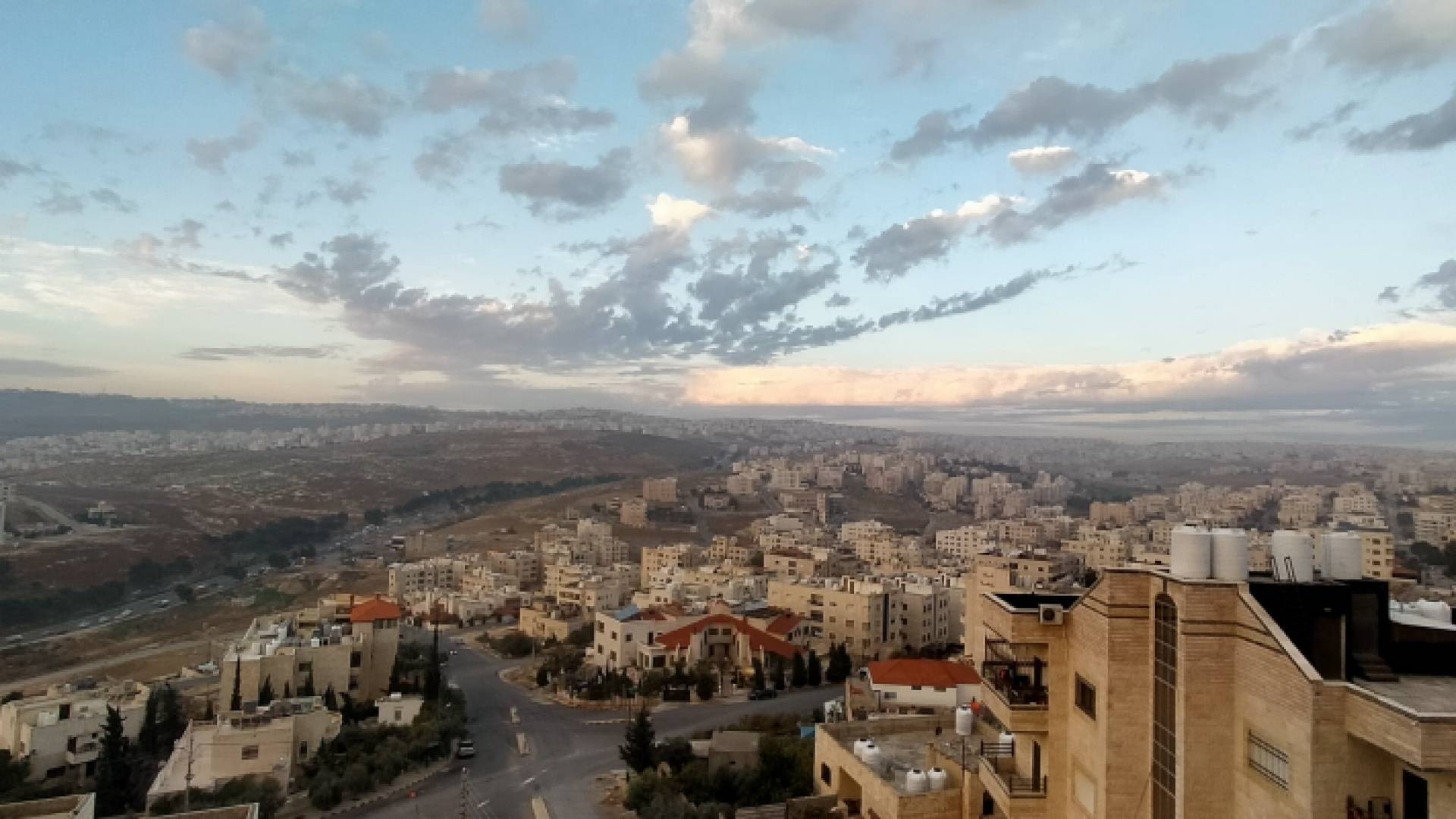 صورة عامة للعاصمة عمان لحظة شروق الشمس