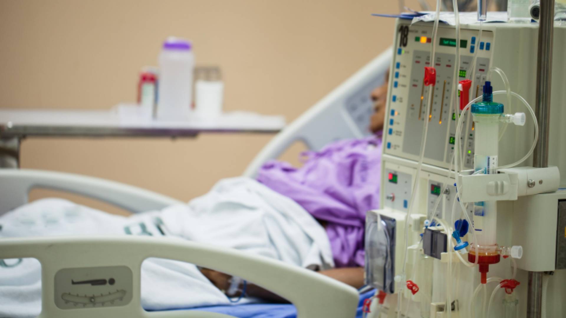 نقص المستلزمات الحاد يهدد حياة ألف ومئة مريض فشل كلوي