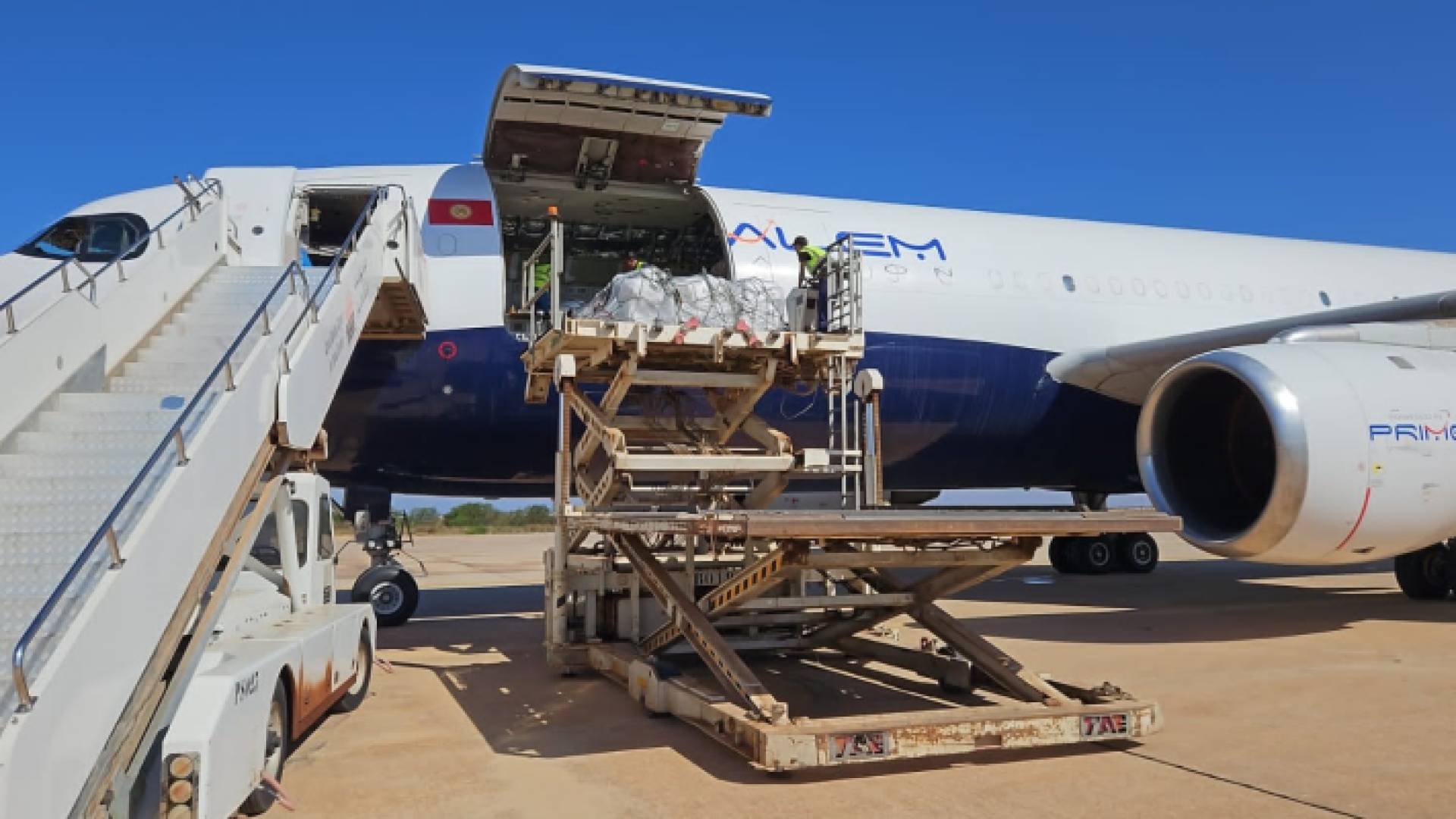 لحظة وصول طائرة تحمل امدادات طبية إلى ليبيا