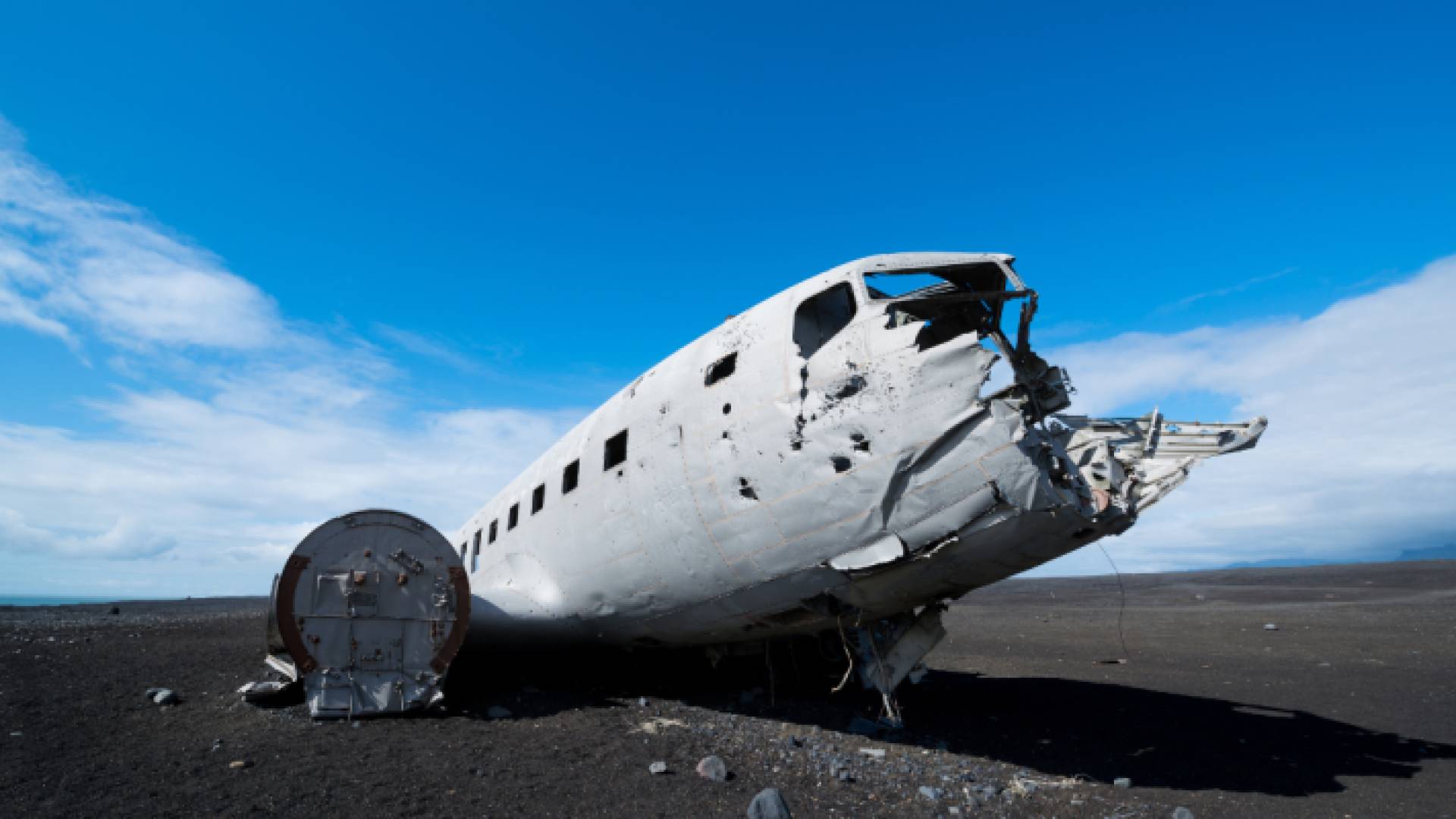 طائرة متحطمة ""تعبيرية"