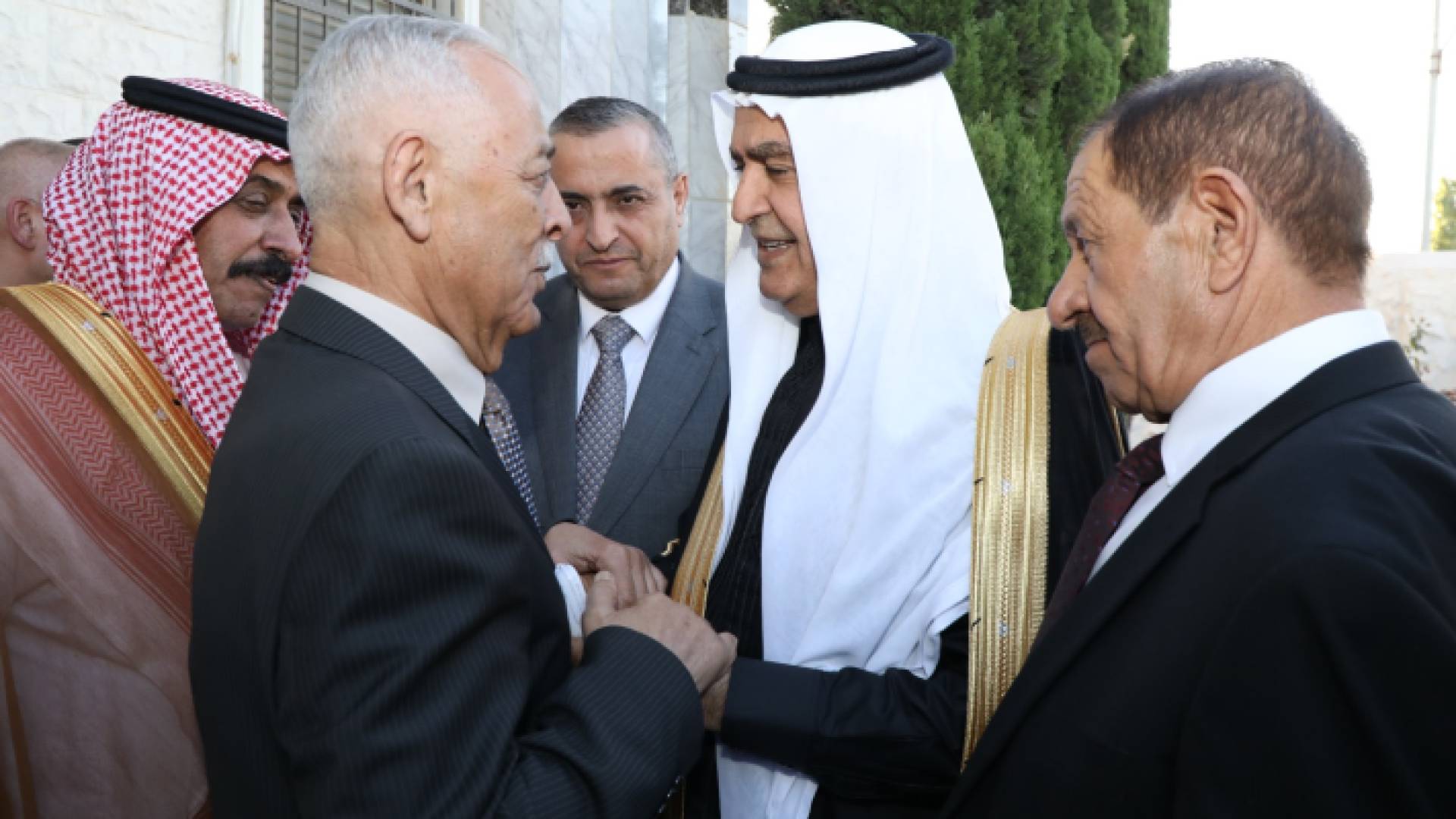 العيسوي أثناء تقديم واجب العزاء