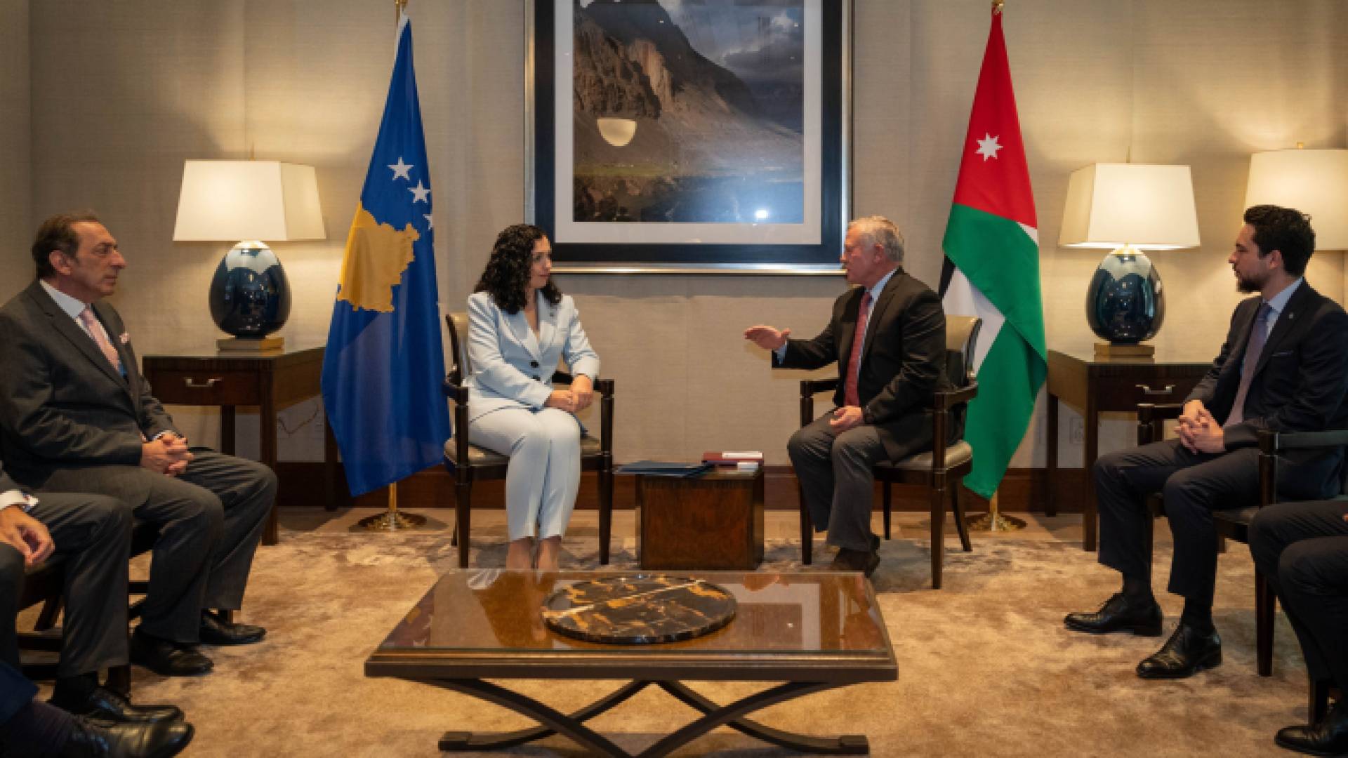 الملك يلتقي في نيويورك رئيسة كوسوفو بحضور ولي العهد