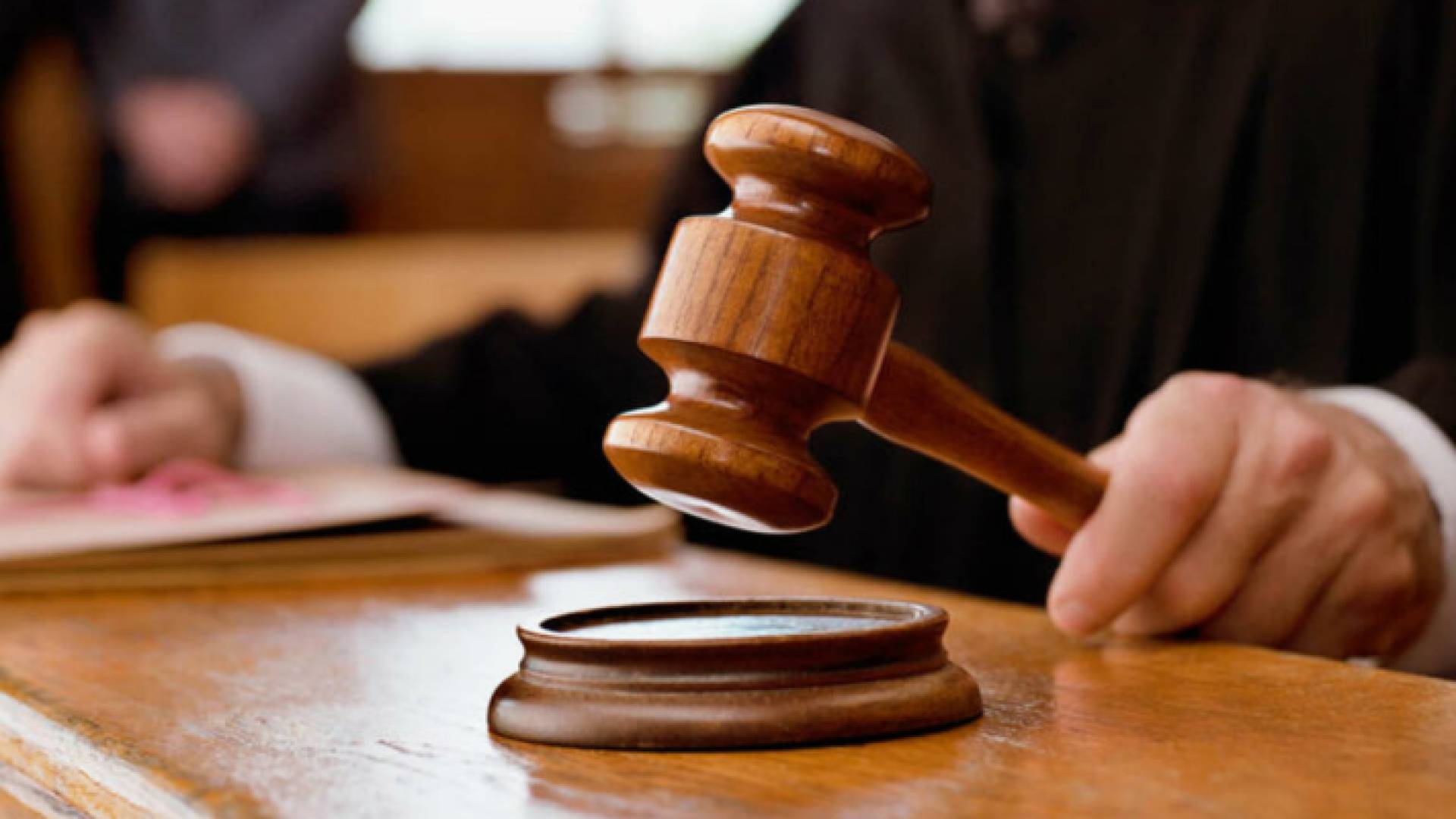 قاض يحمل مطرقة داخل محكمة "تعبيرية"