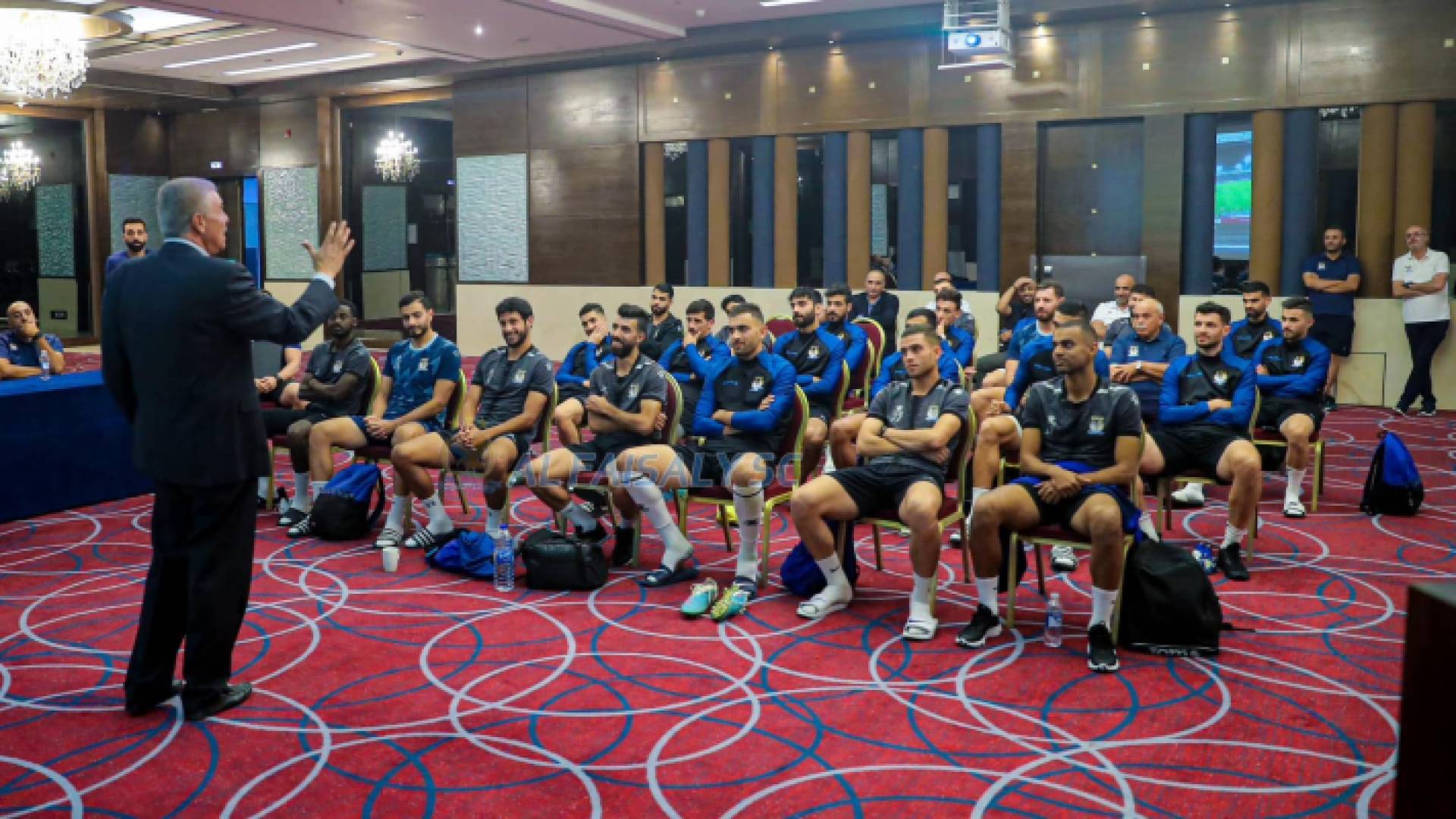 زيارة رئيس النادي الفيصلي نضال الحديد لمعسكر الفريق