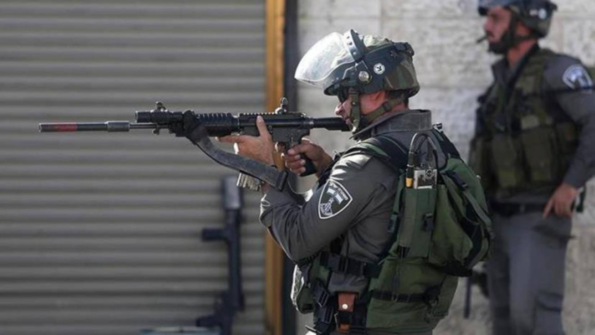 أحد عناصر جيش الاحتلال خلال اطلاق النار صوب فلسطينيين