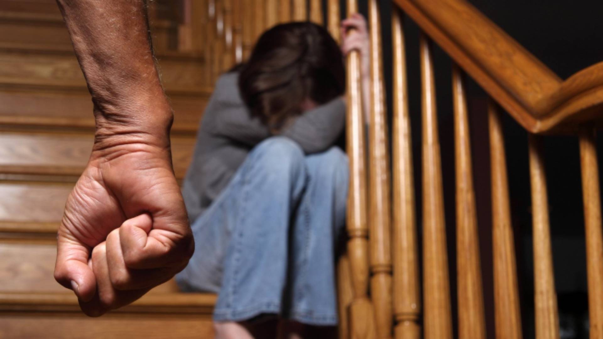 شخص يعتدي على طفلة