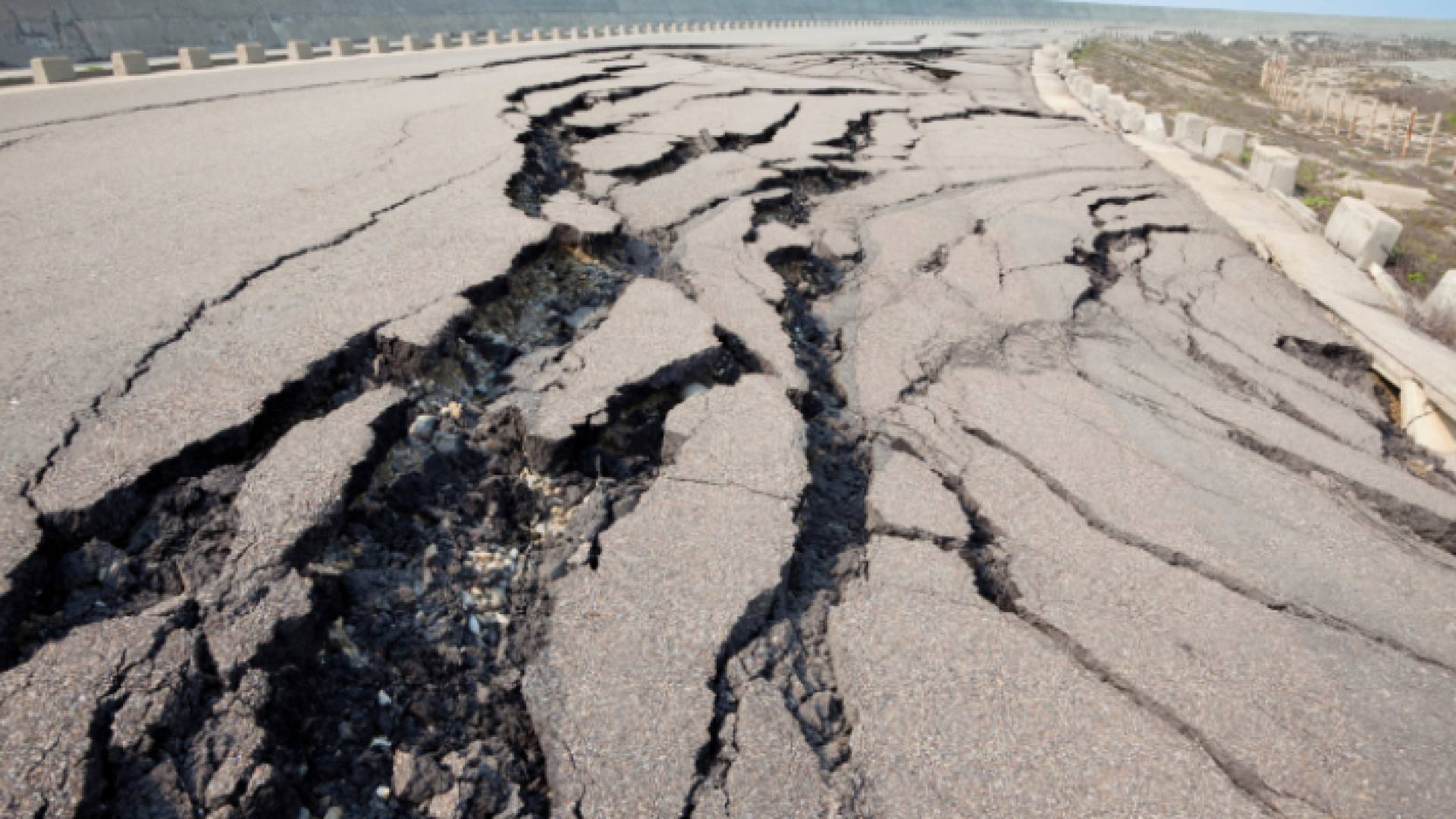 آثار وقوع زلزال قوي "تعبيرية"