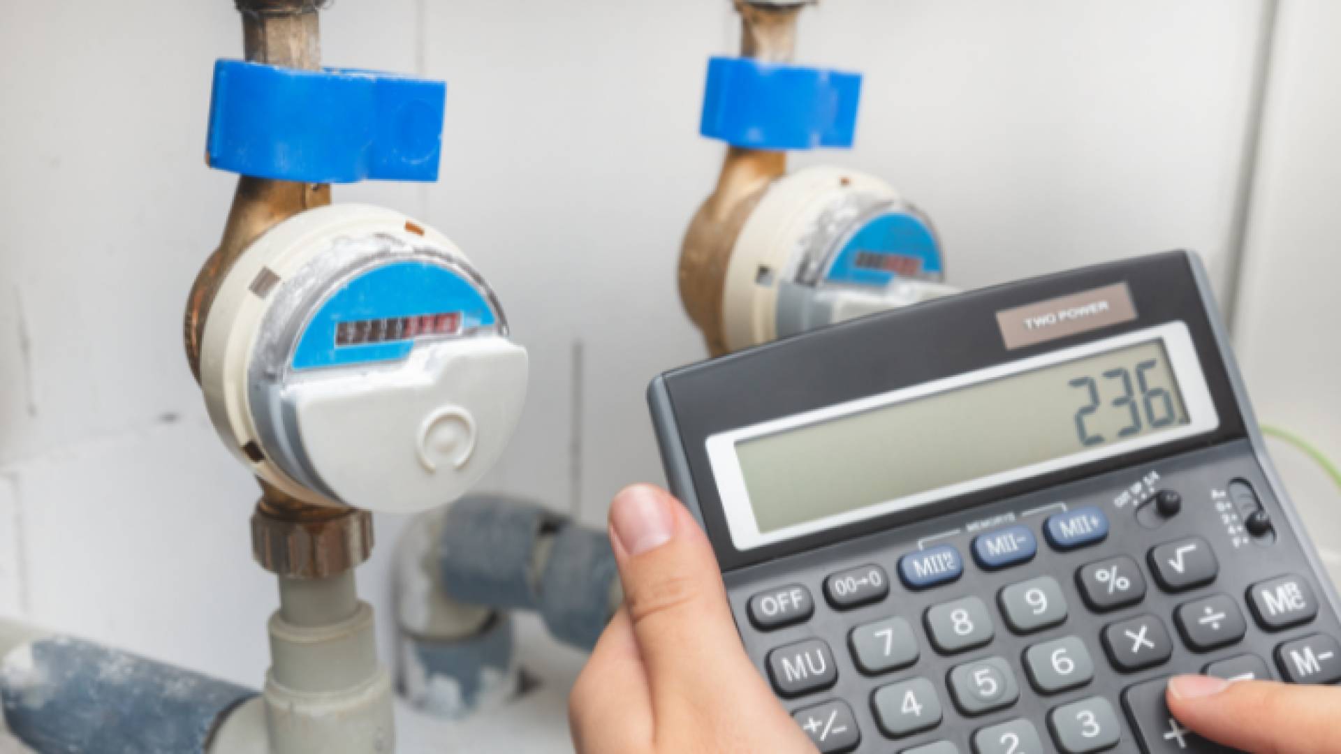 آلة حاسبة وعداد مياه