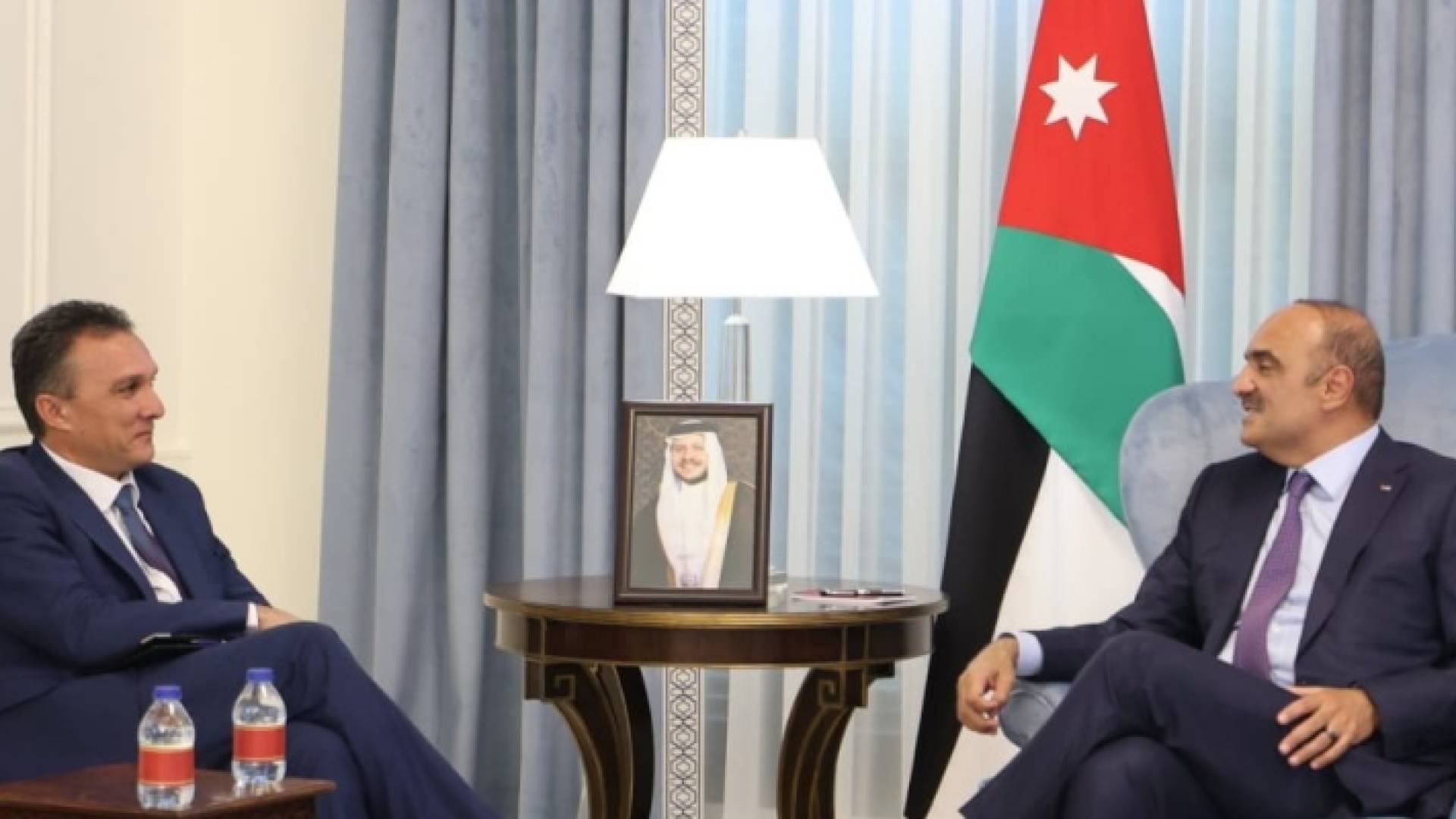 الخصاونة ووزير الدفاع القبرصي في دار رئاسة الوزراء