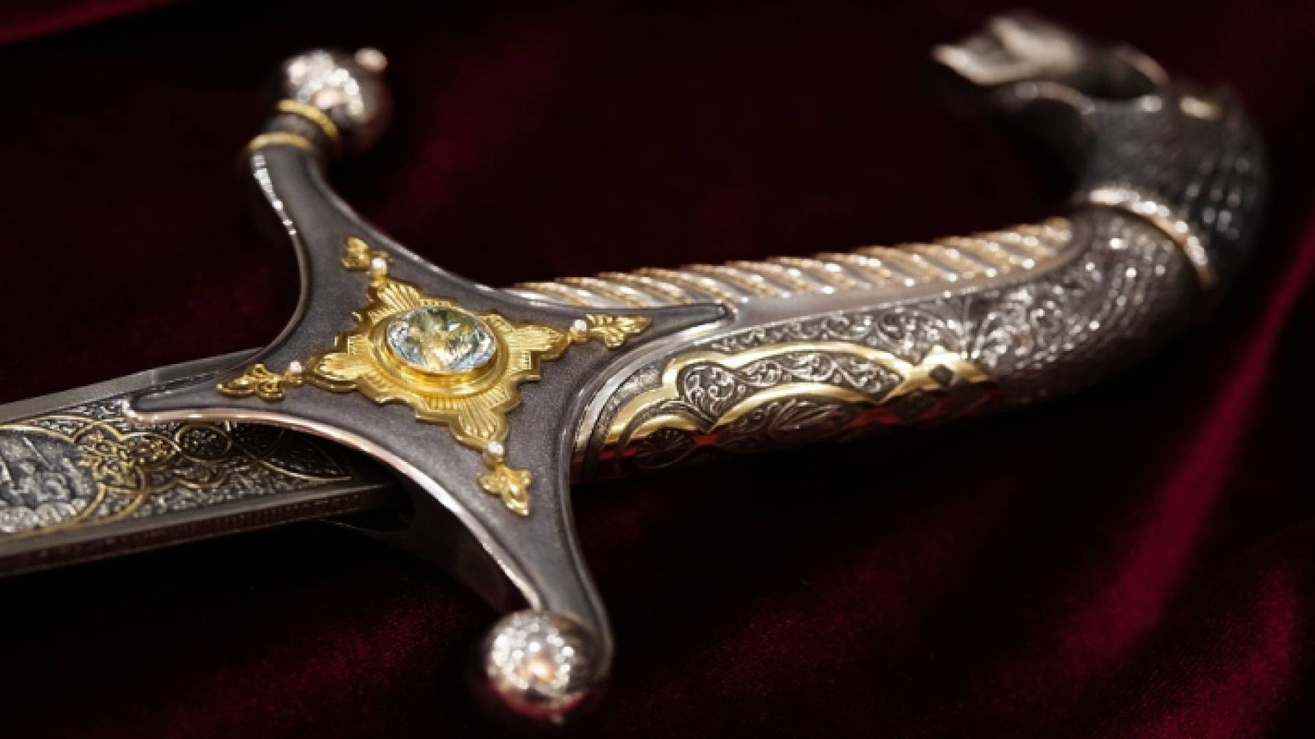 صورة أرشيفية لسيف مرصع بالأحجار الكريمة