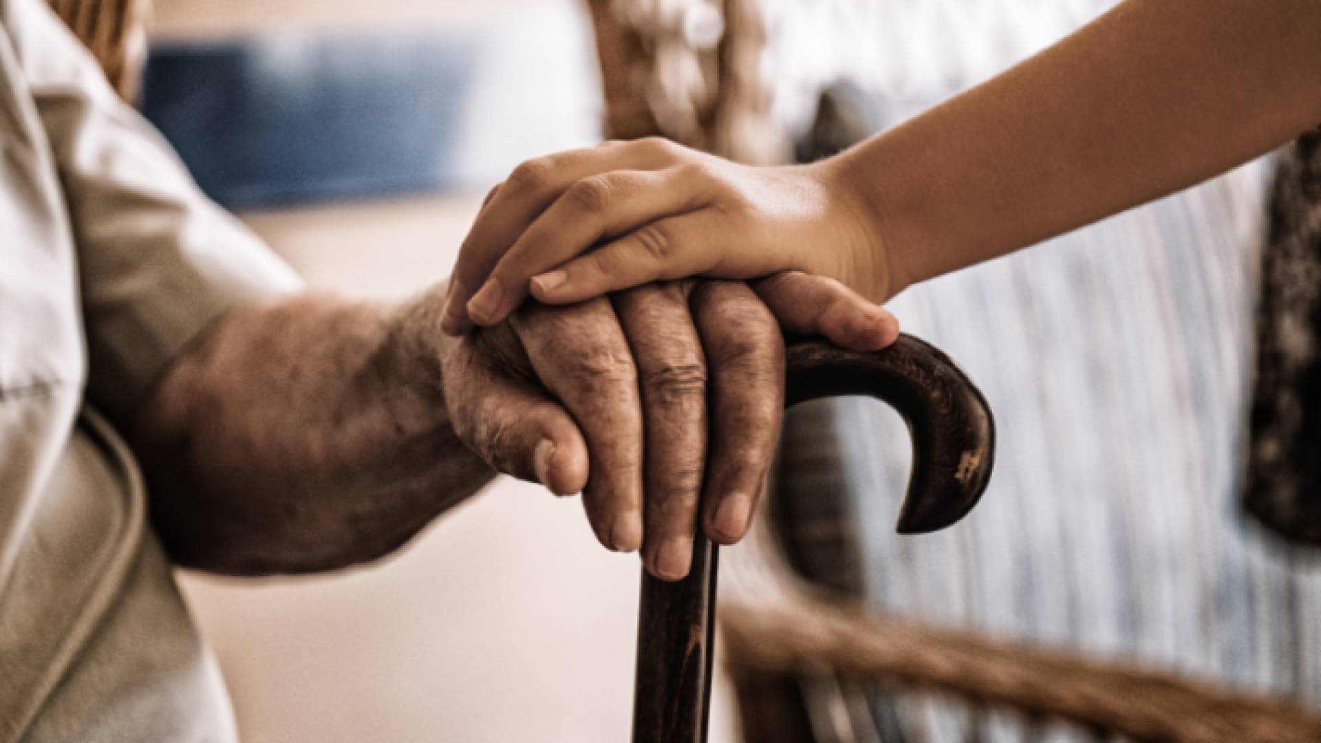 رجل مسن وشاب يمسك يده