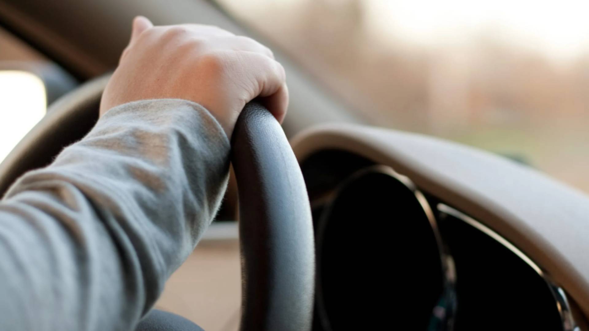 صورة تعبيرية لشخص يمسك مقود مركبة