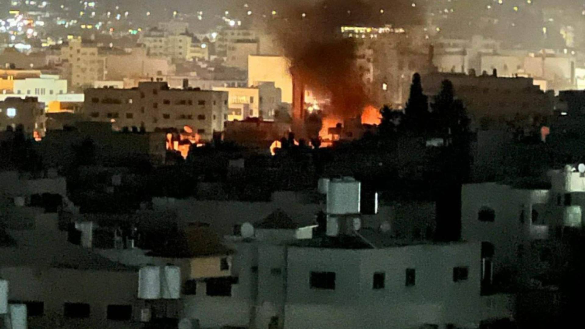 لحظة استهداف طيران الاحتلال مخيم جنين