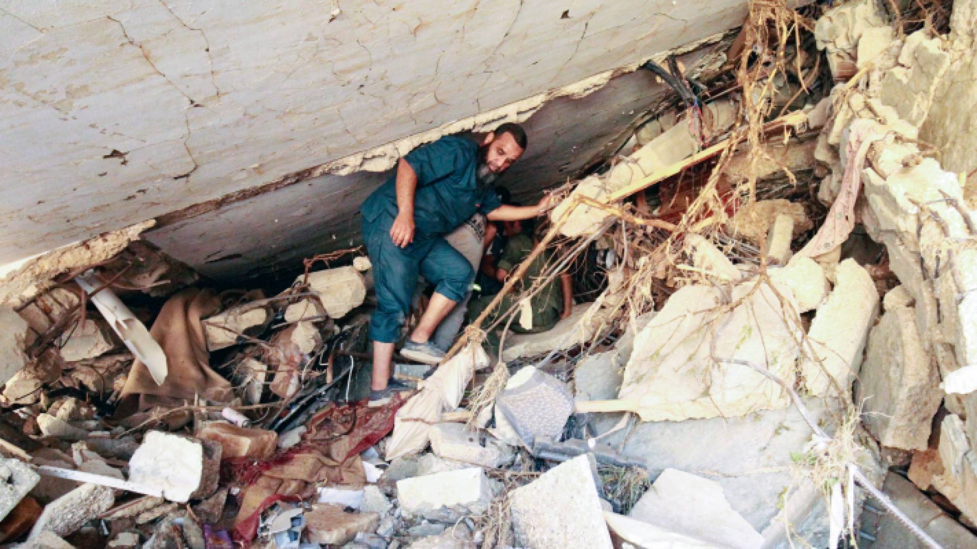 البحث تحت أنقاض مبنى منهار في مدينة درنة شرقية ليبيا