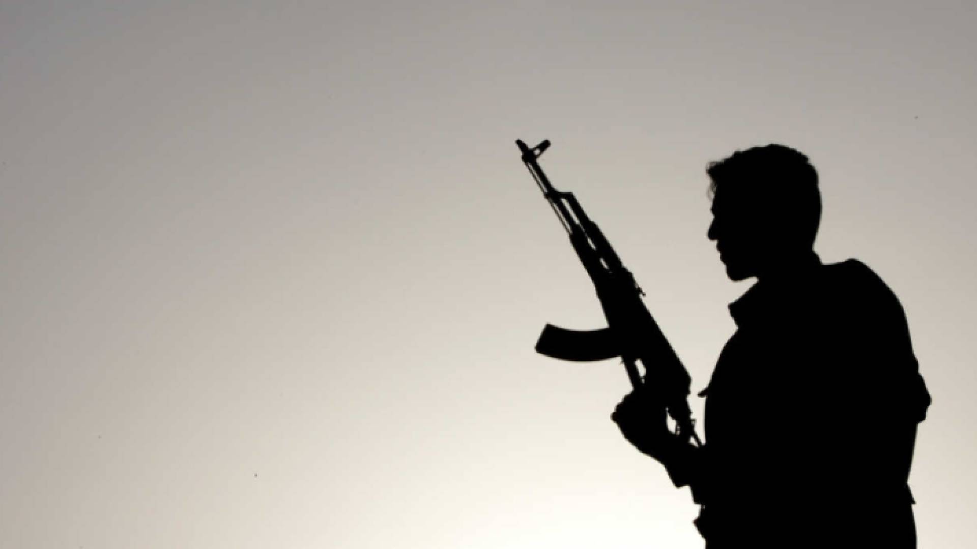 شخص يحمل سلاح ناري "تعبيرية"