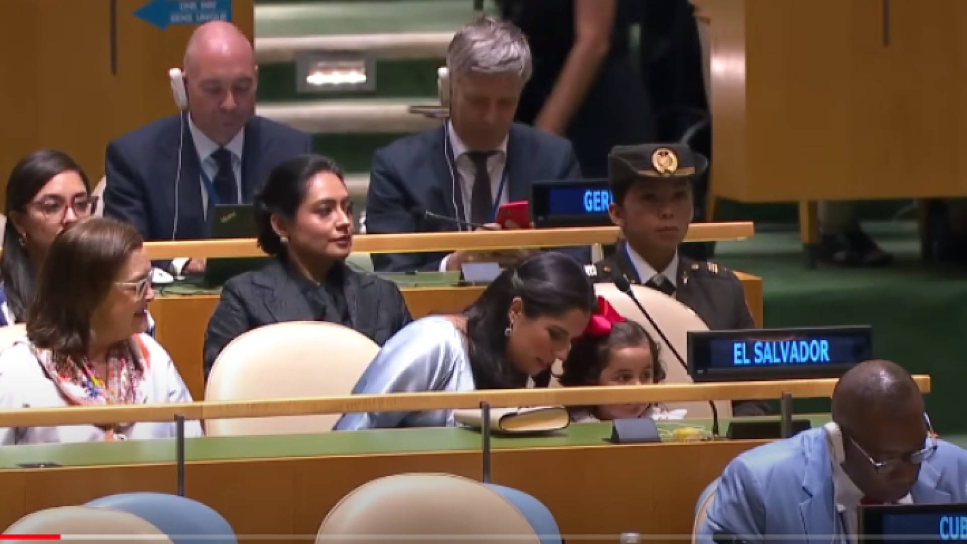 الطفلة أثناء تواجدها في اجتماع الجمعية العامة للأمم المتحدة