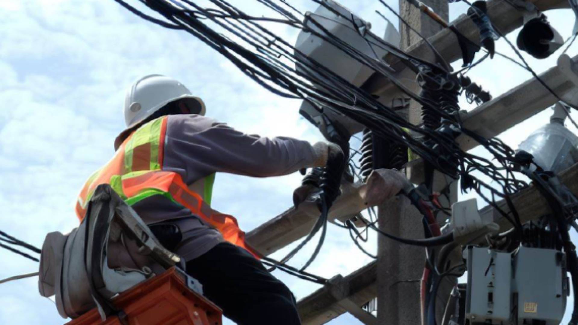 عاملون في مجال الكهرباء