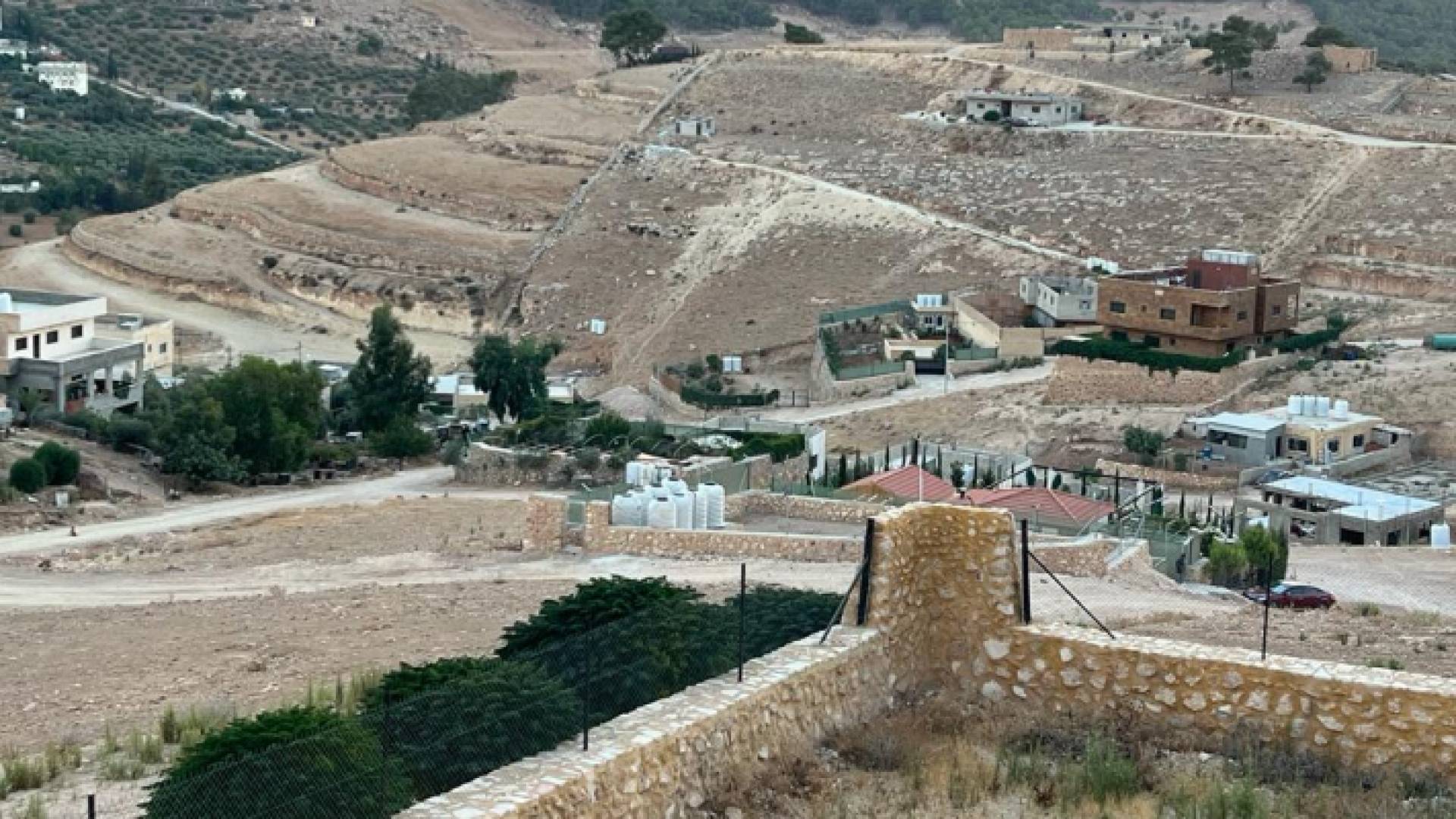 الإسكان المجاور لحي الحناحنه في عين الباشا بلا خدمات منذ سنوات