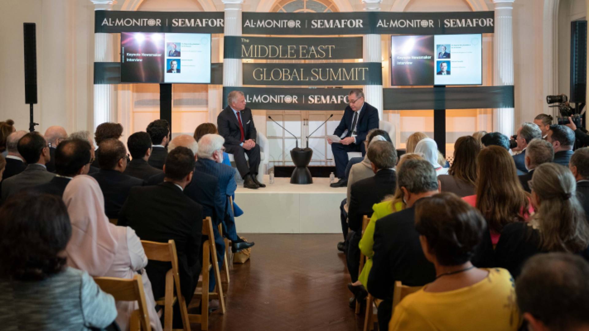 الملك خلال حوار مع رئيس مؤسسة المونيتور الإعلامية أندرو باراسيليتي