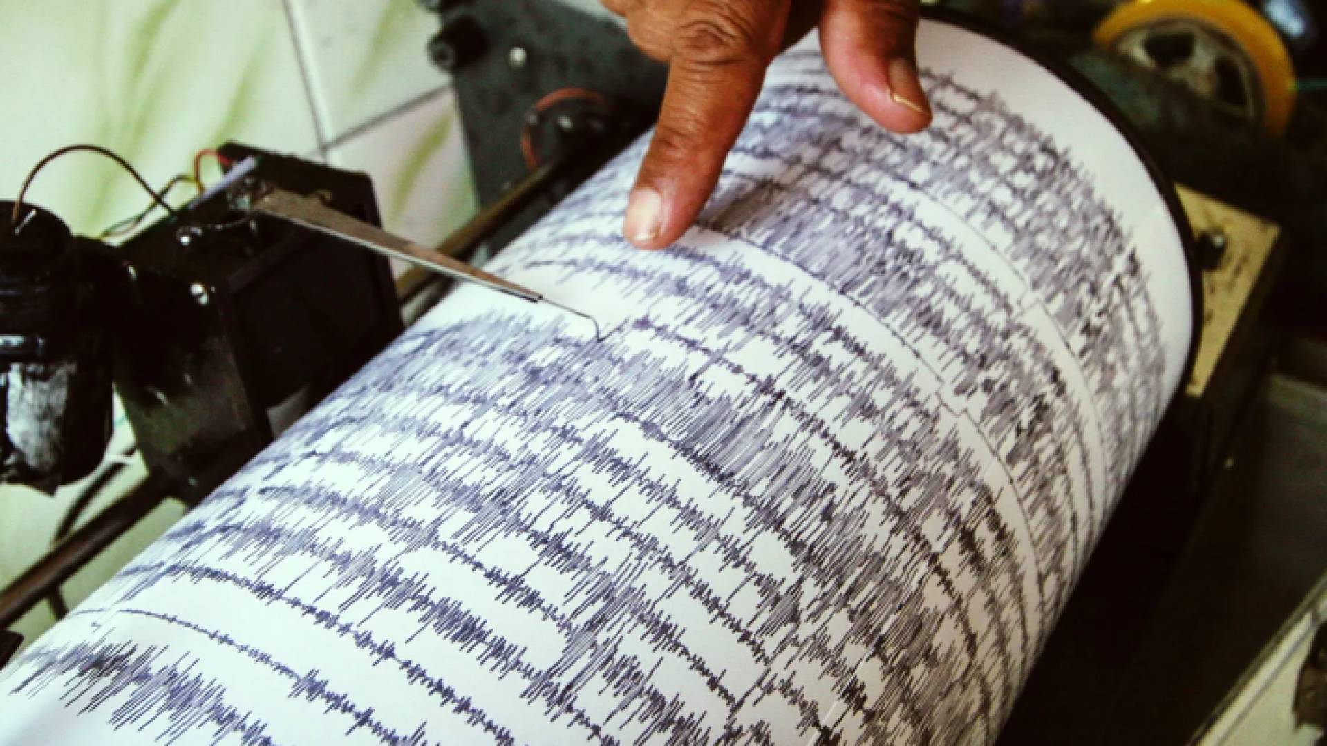 يعرف الرسم البياني الخاص بقياس قوة الزلزال بالسيسموجرام