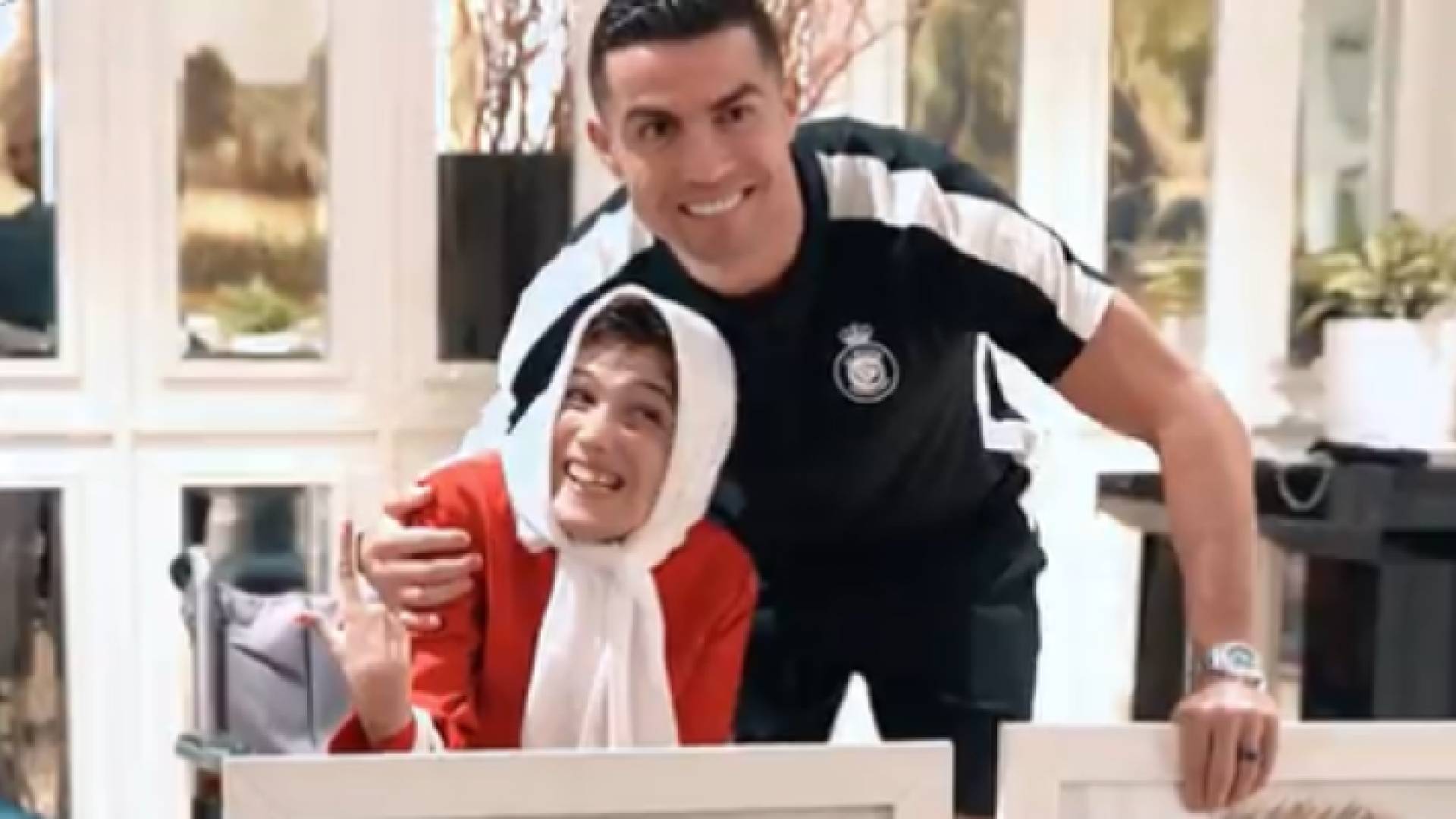 رونالدو مع رسامة ايرانية