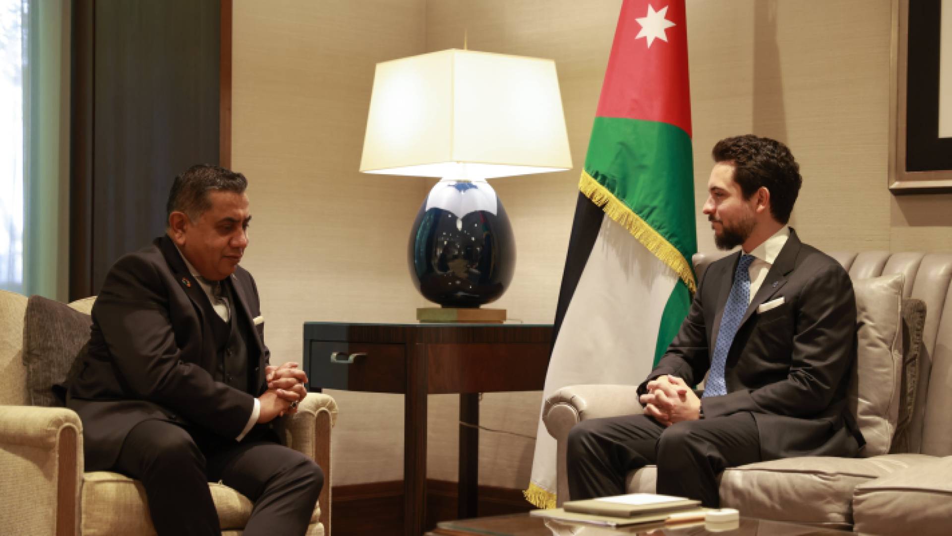 ولي العهد خلال لقاء مسؤولا بريطانيا