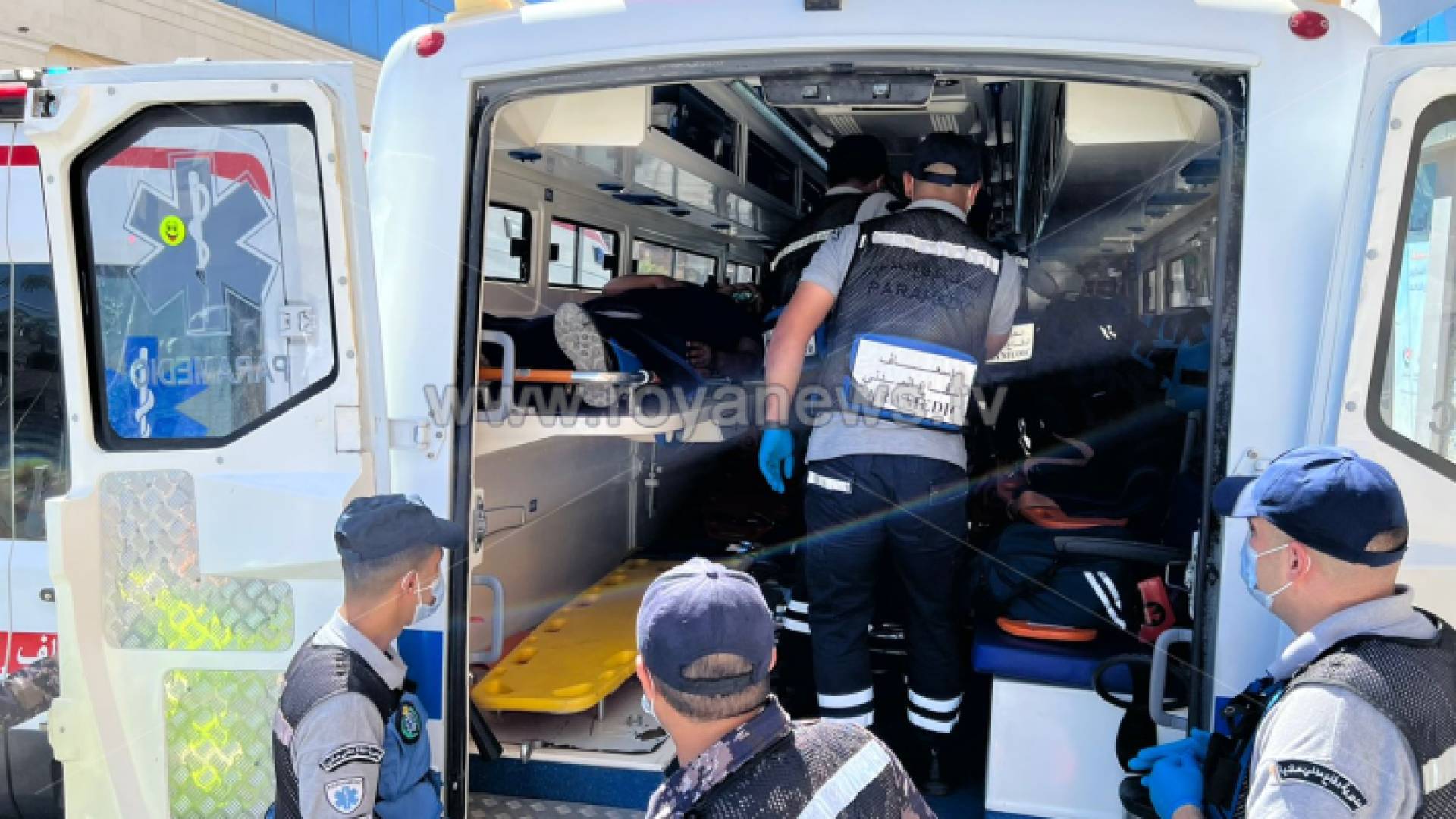 كوادر الدفاع المدني تسعف شخص "أرشيفية"